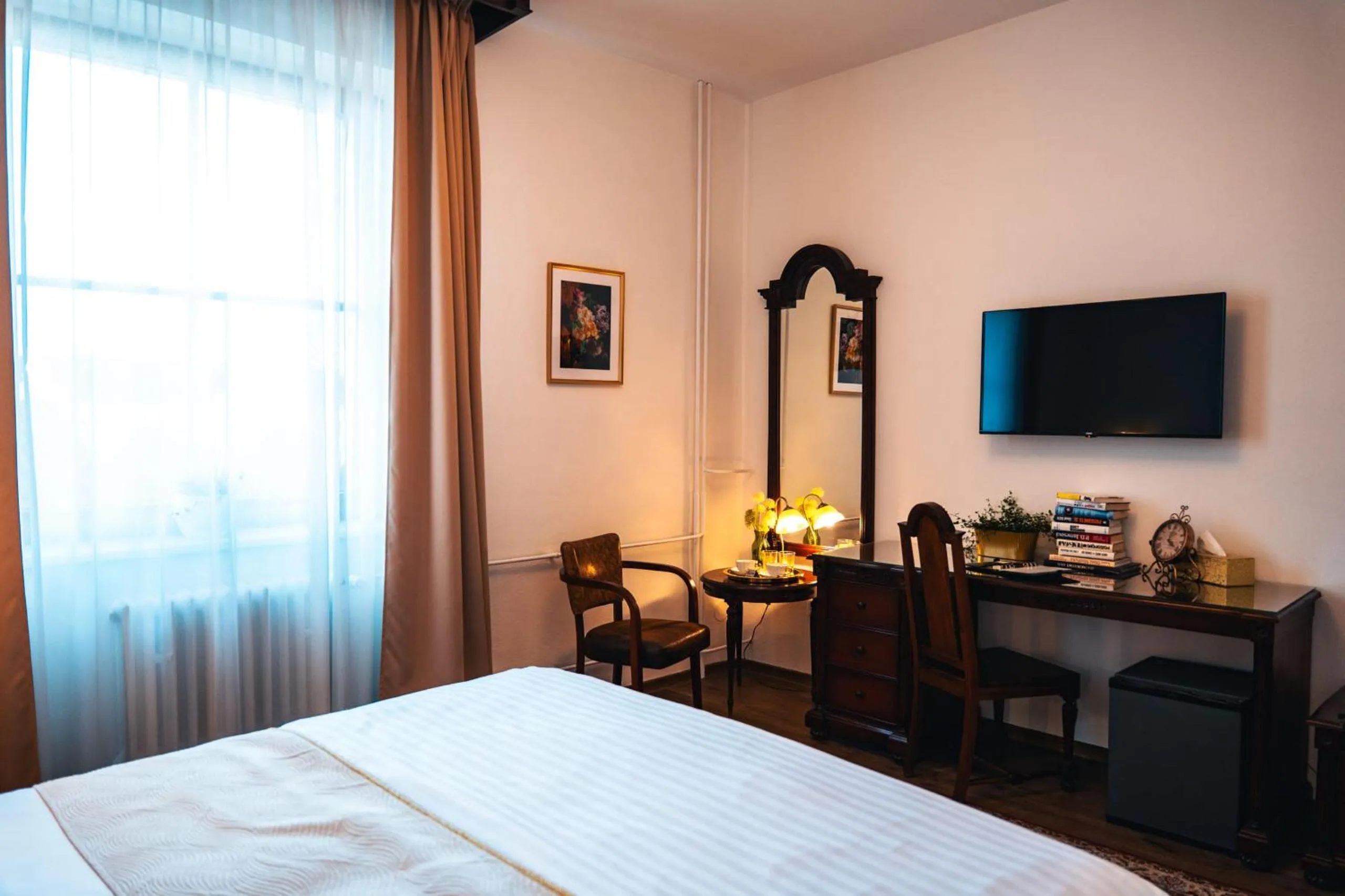 Seating area, Bed in Hotel Grand