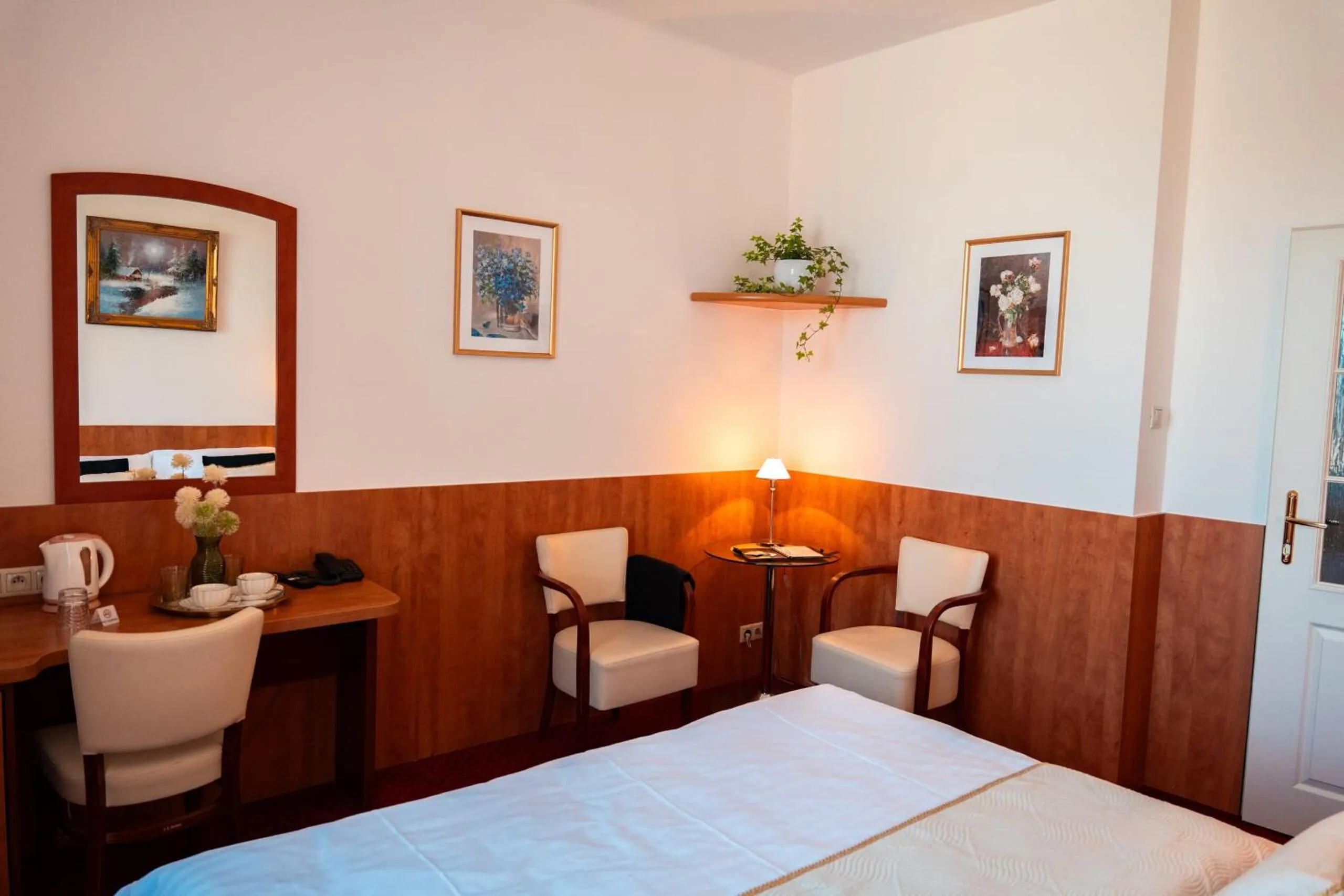 Seating area, Bed in Hotel Grand