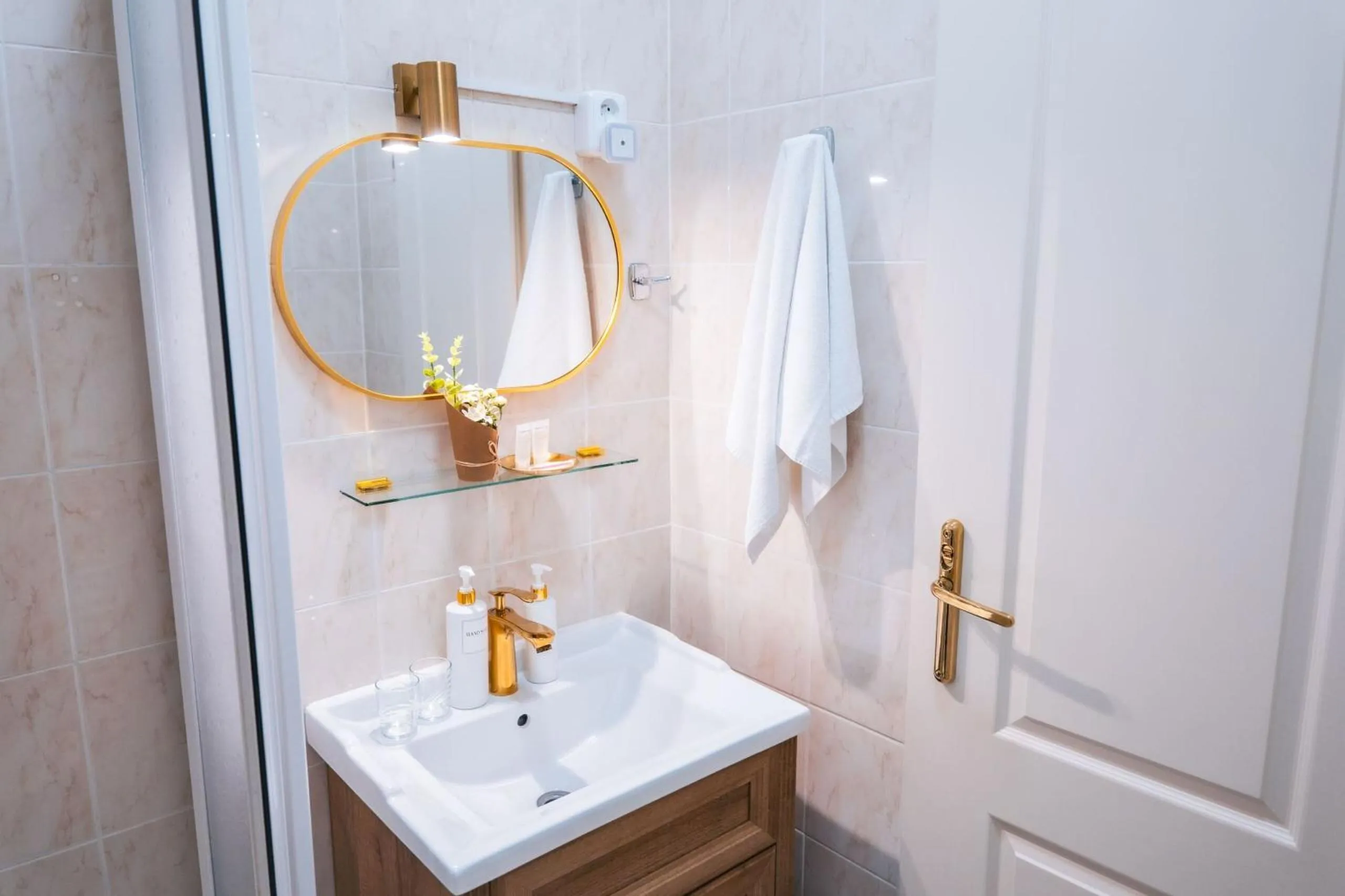 Shower in Hotel Grand