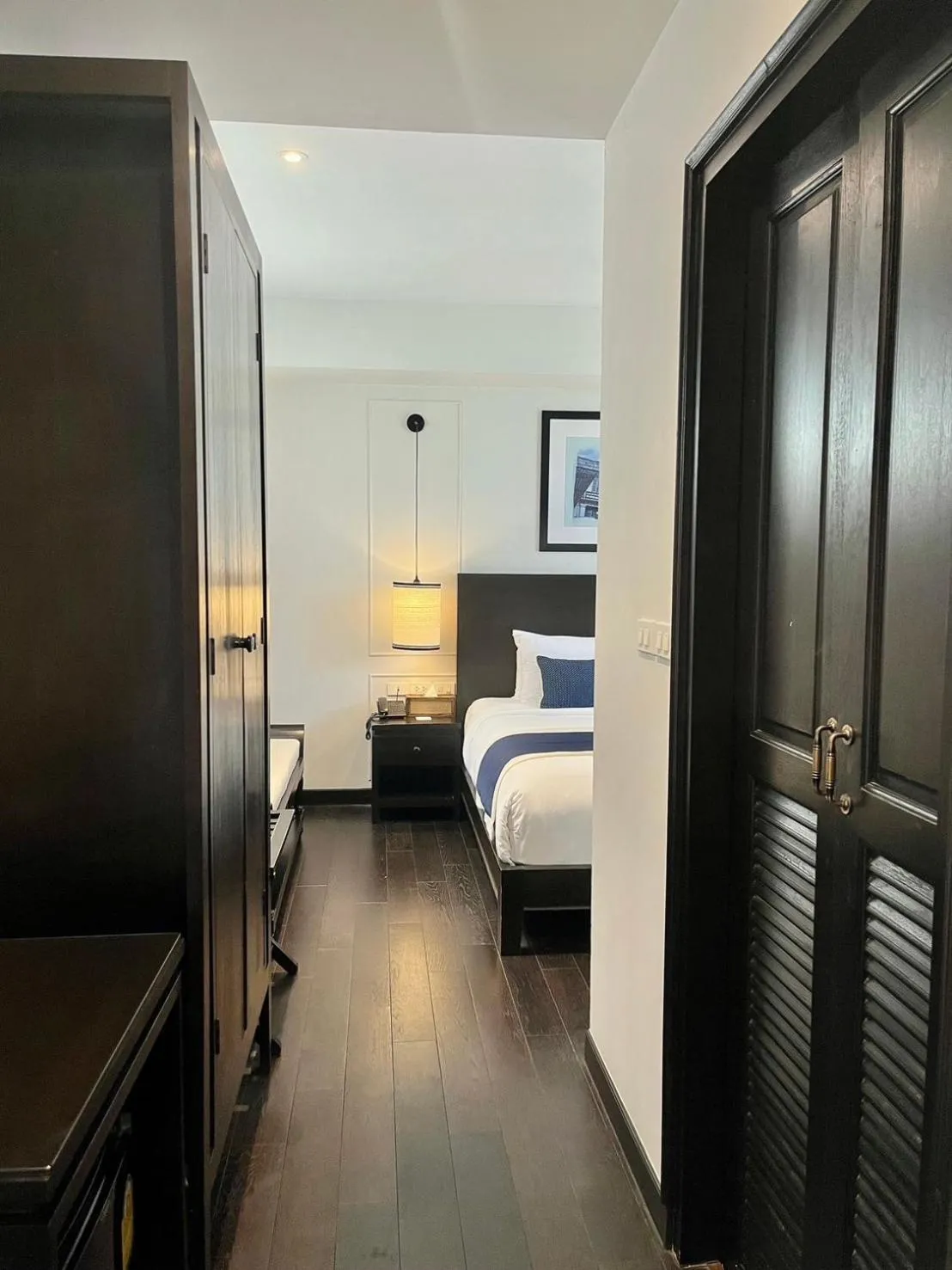 wardrobe, Bed in Cheeva Dee Hotel