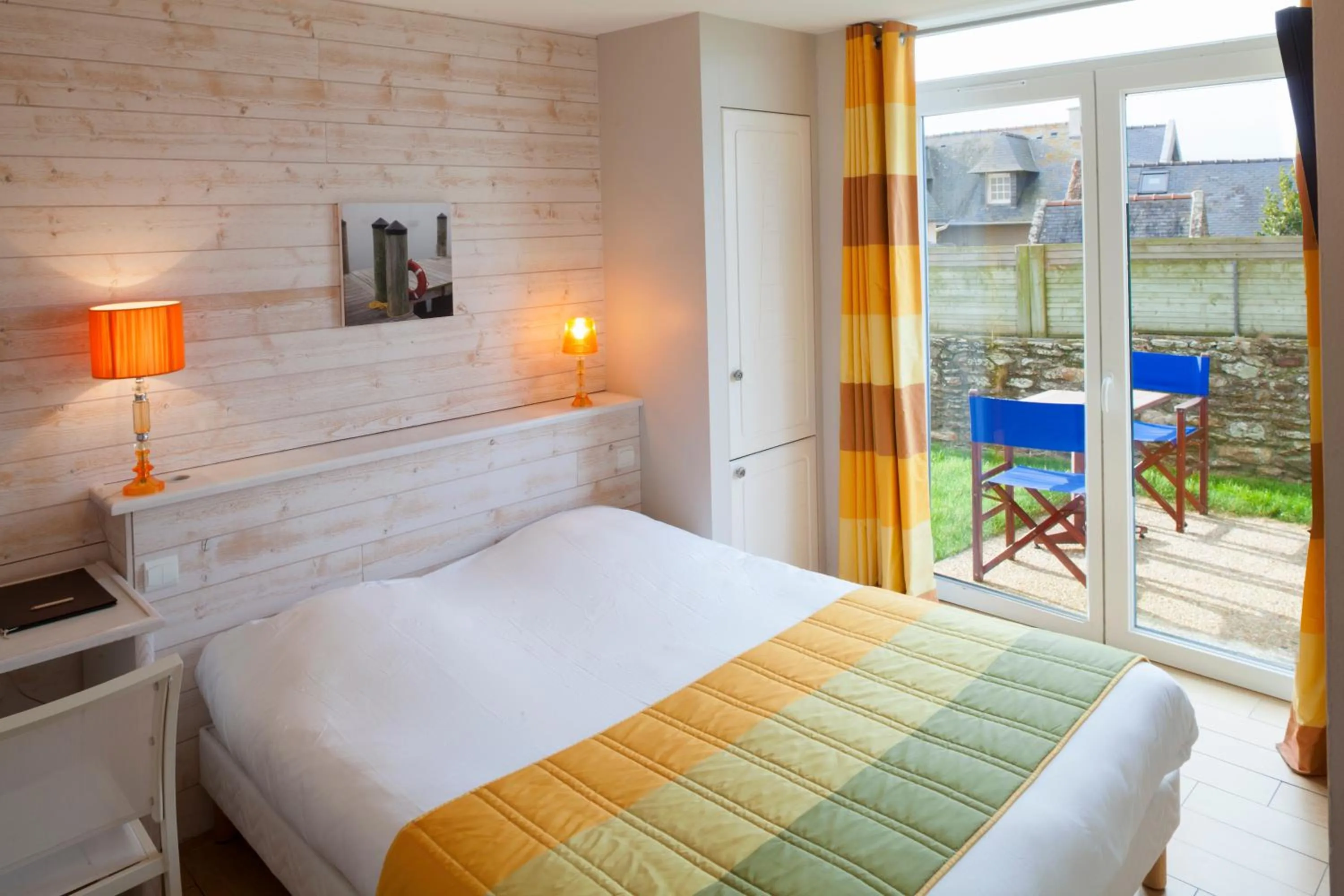 Photo of the whole room, Bed in Logis Hôtel Vent d'Iroise