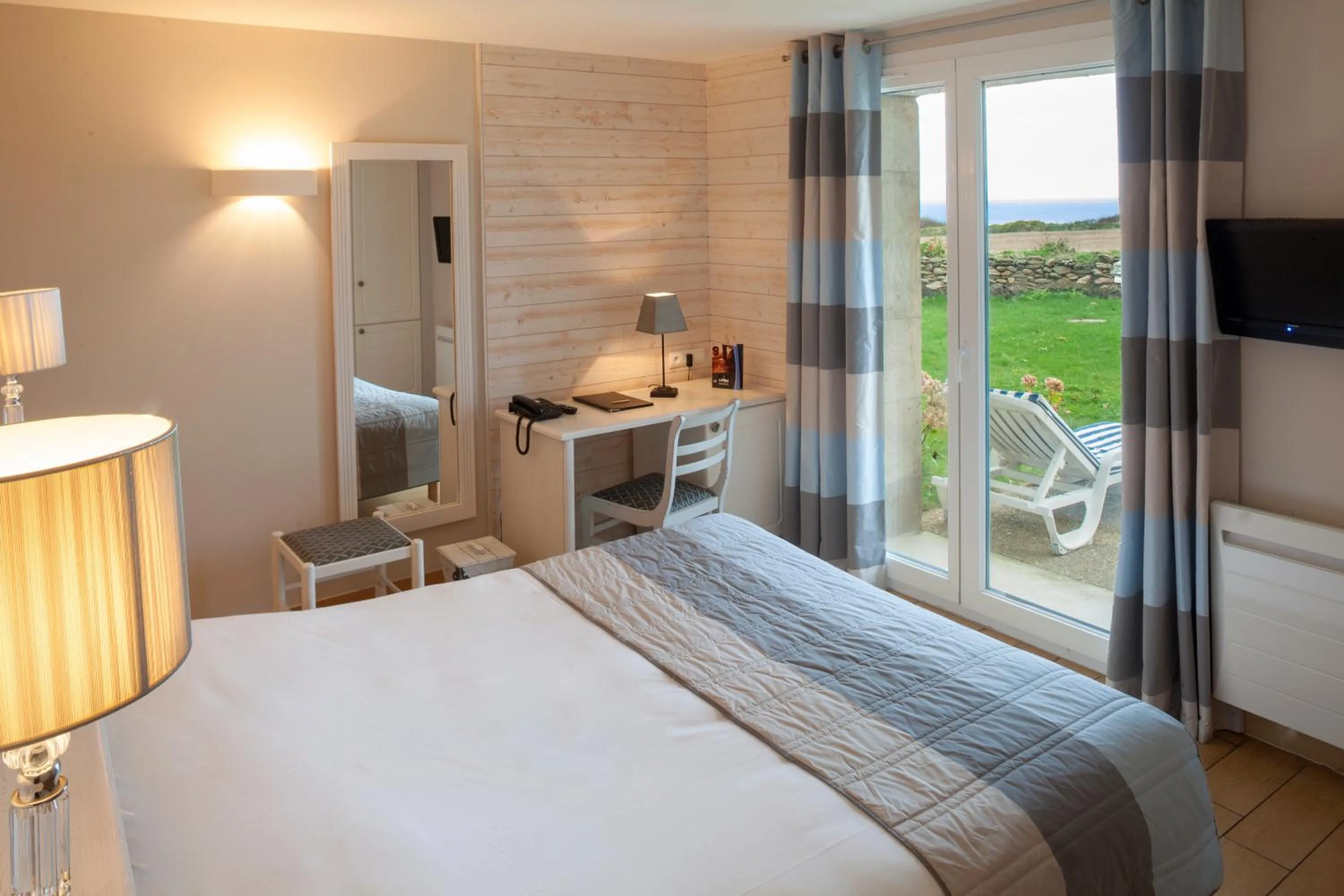 Photo of the whole room, Bed in Logis Hôtel Vent d'Iroise