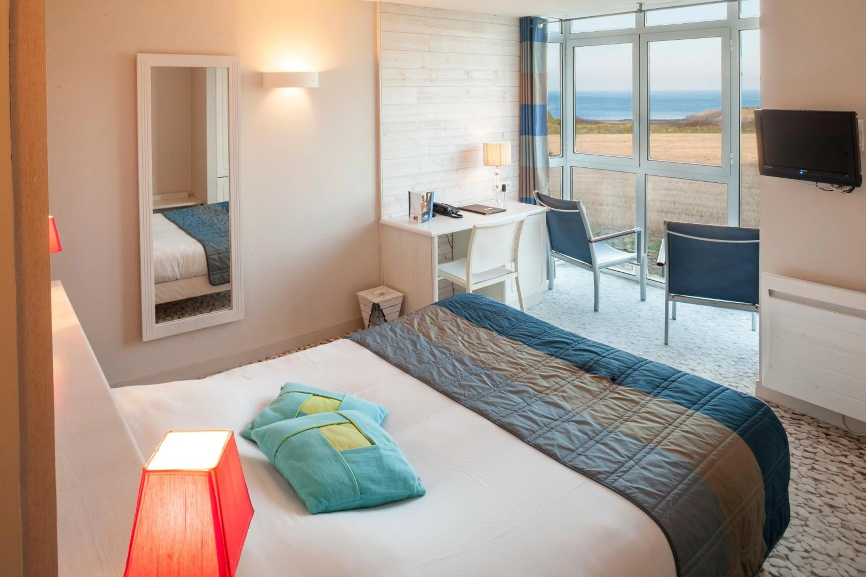 Photo of the whole room, Bed in Logis Hôtel Vent d'Iroise