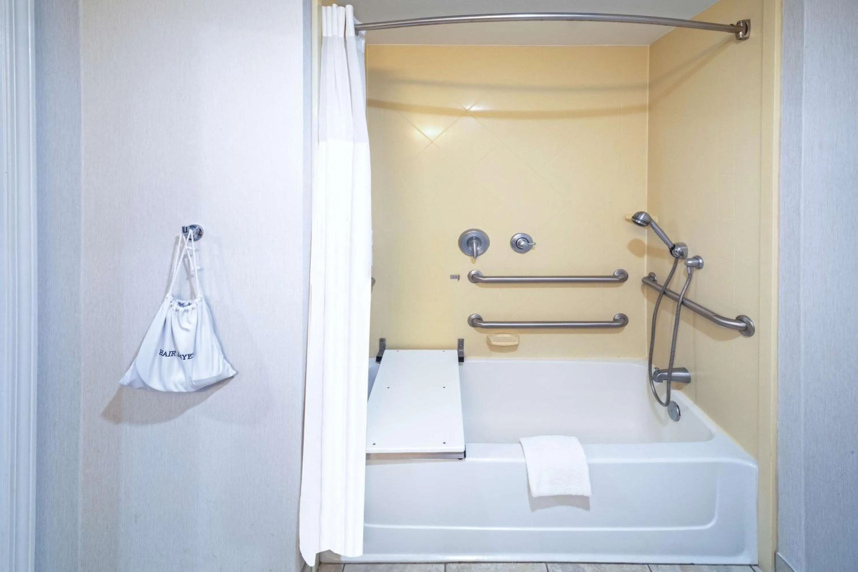 Bathroom in Hampton Inn Miami, Oklahoma