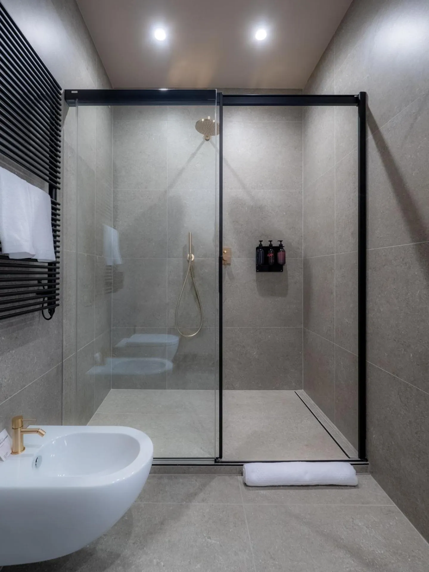 Shower in The Glam Boutique Hotel & Apt