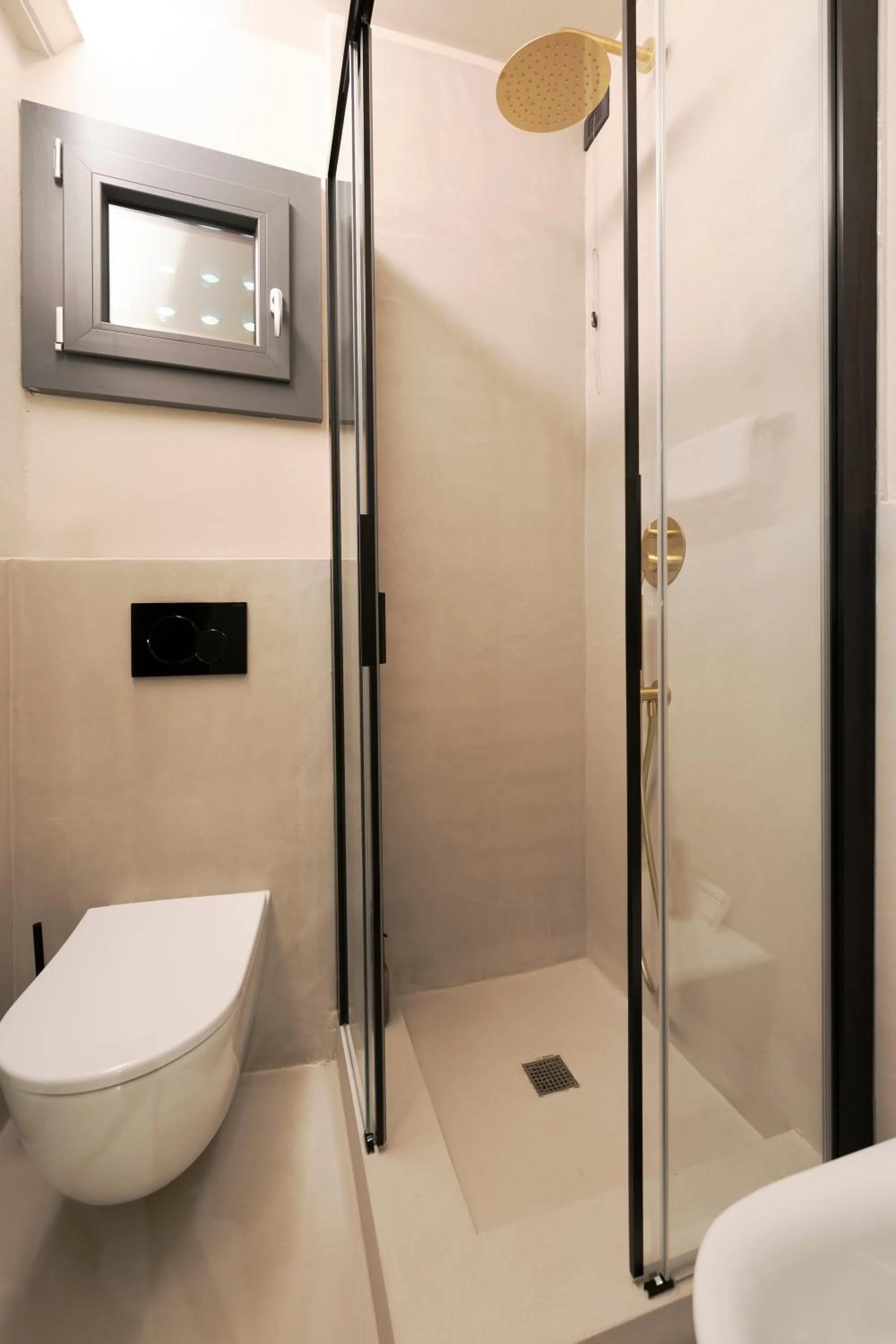 Shower in The Glam Boutique Hotel & Apt