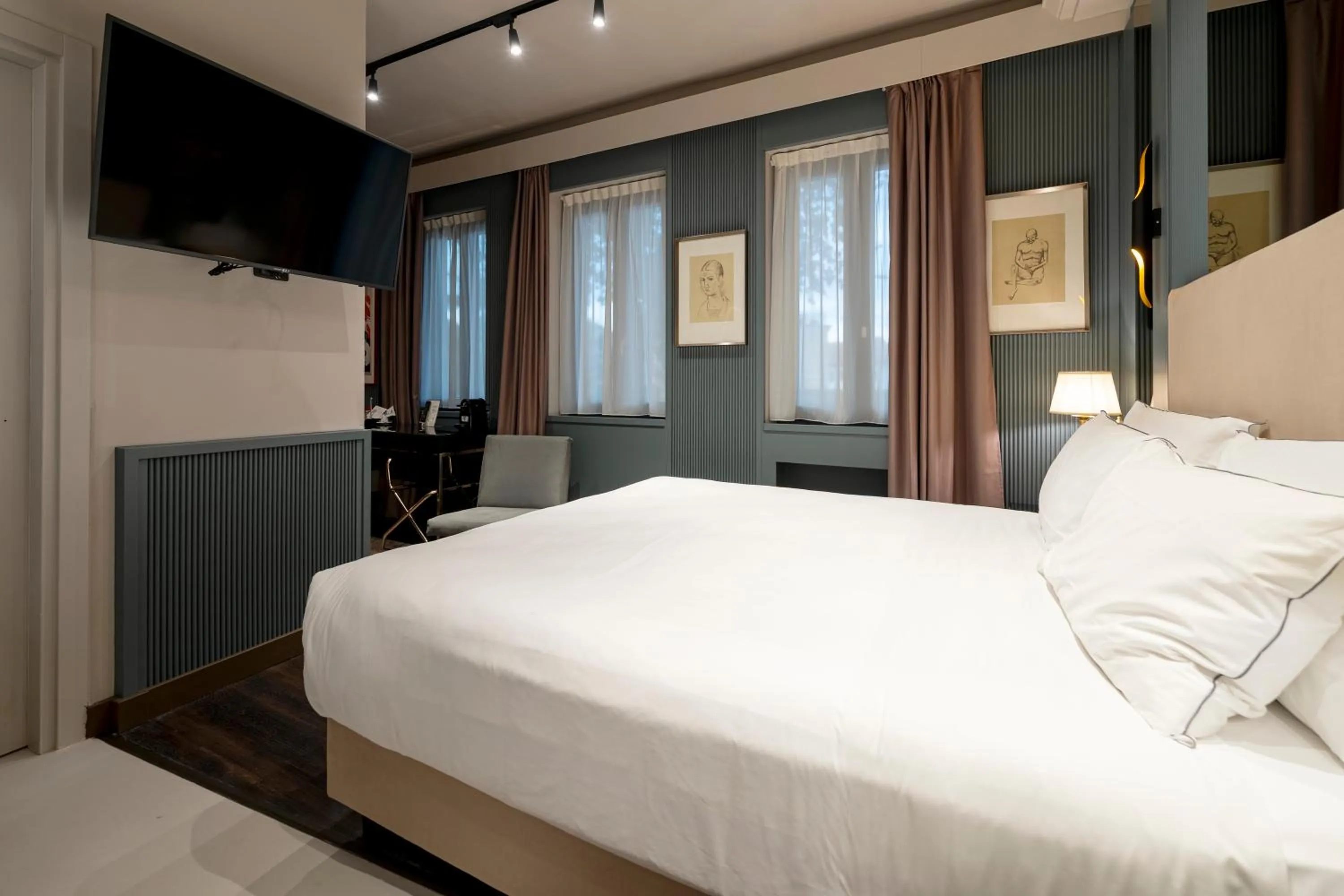 Bed in The Glam Boutique Hotel & Apt