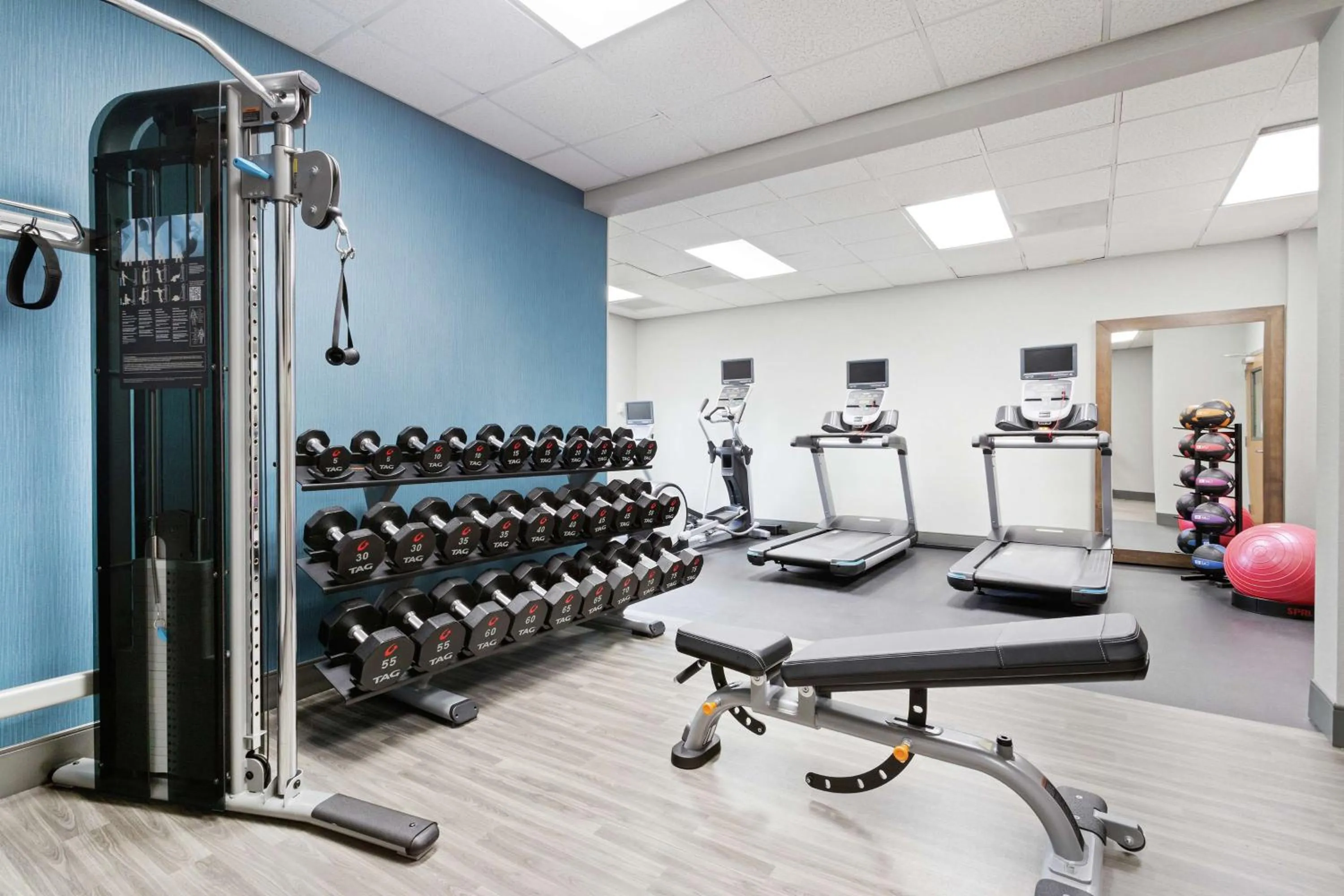 Fitness centre/facilities in Hampton Inn & Suites Orlando International Drive North