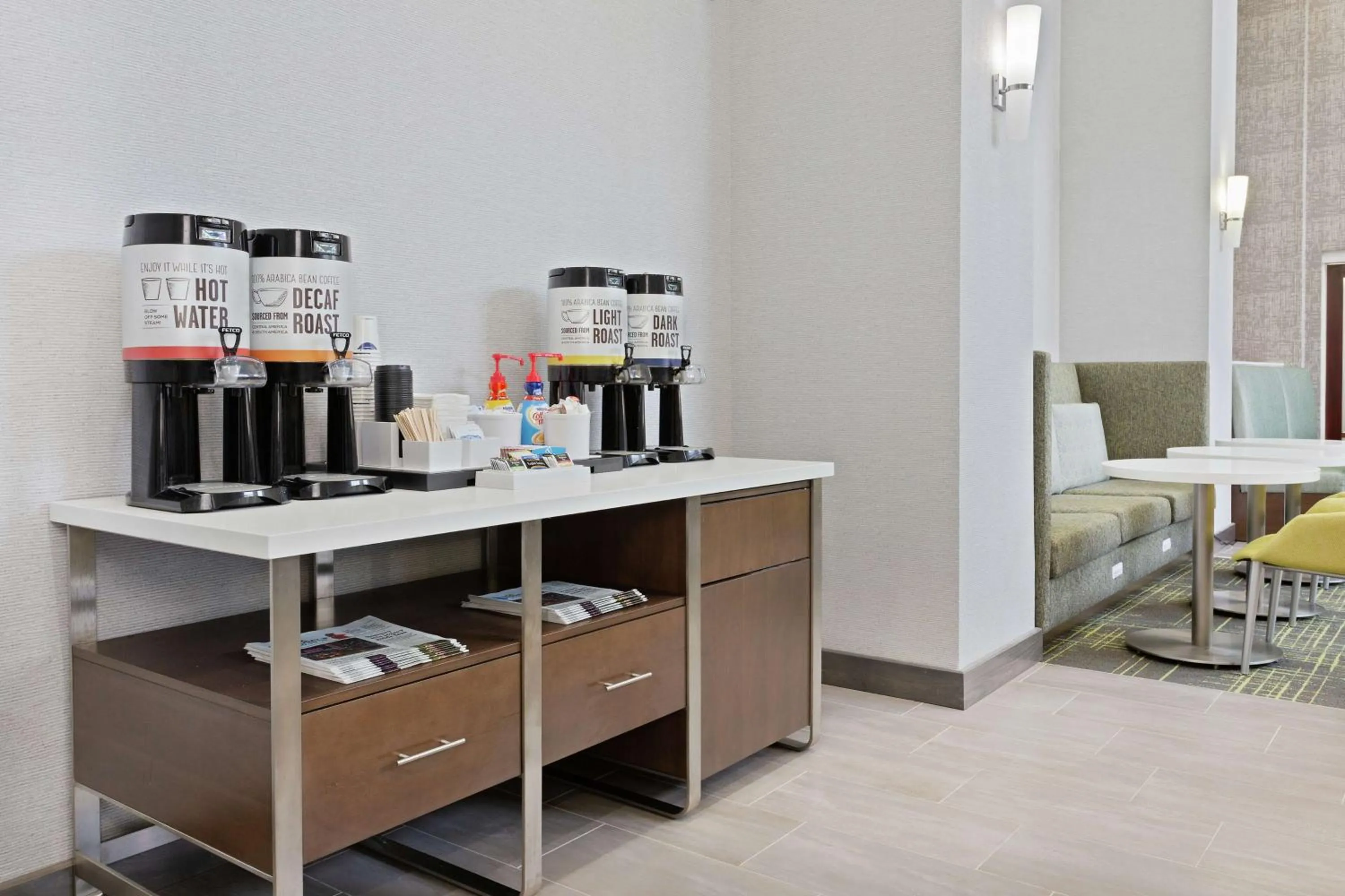 Dining area in Hampton Inn & Suites Orlando International Drive North