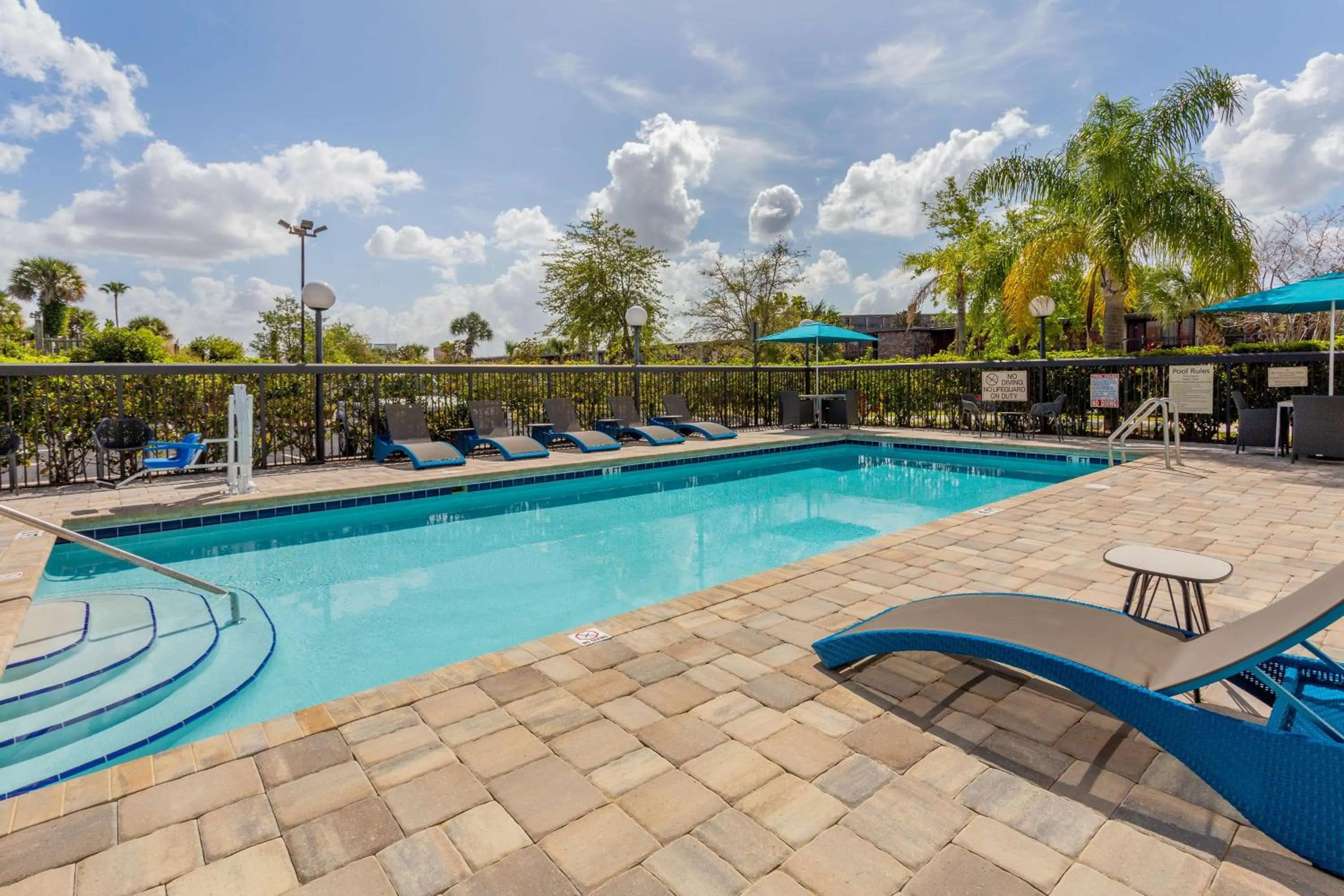 Pool view in Hampton Inn & Suites Orlando International Drive North
