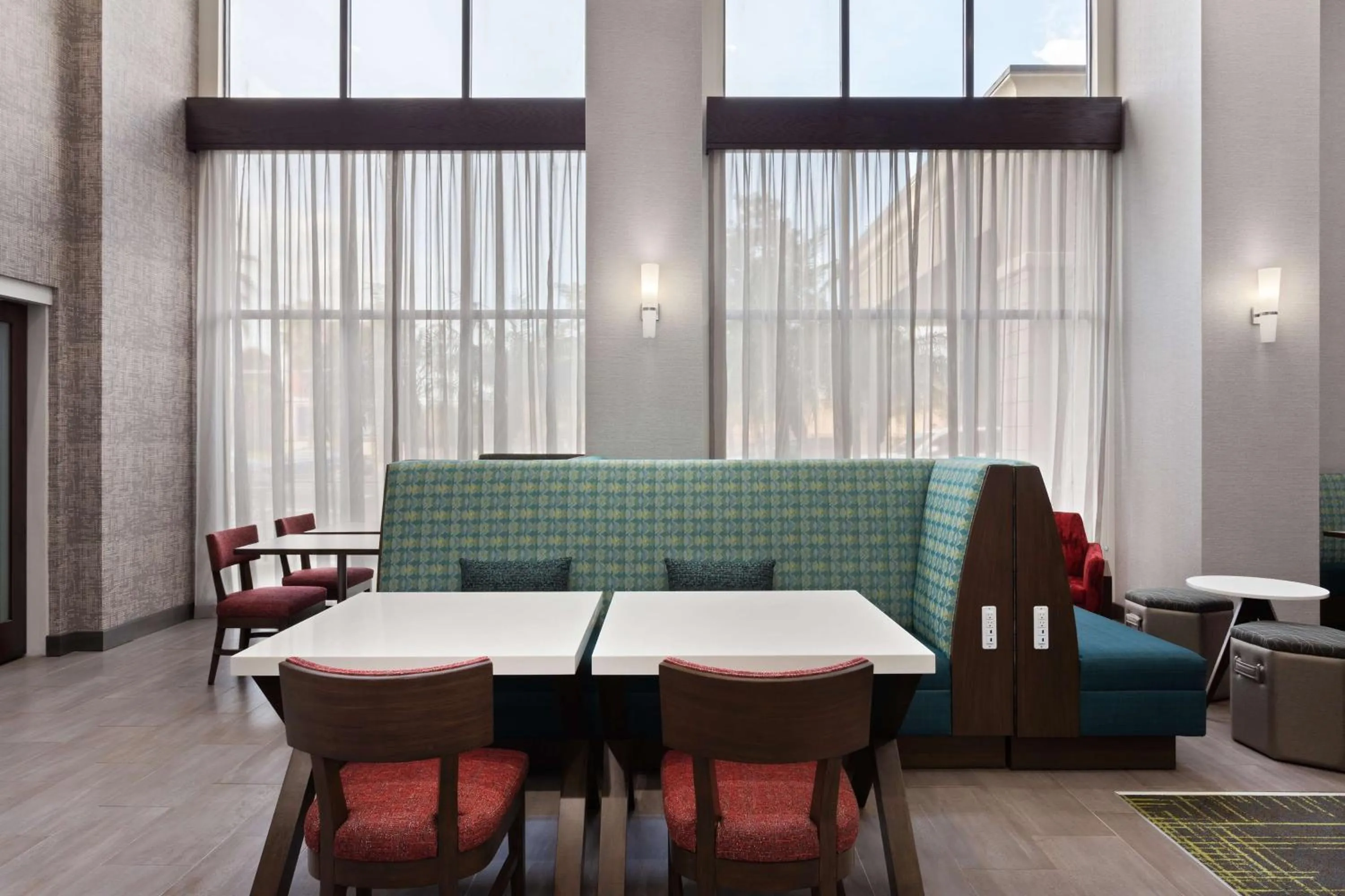 Breakfast in Hampton Inn & Suites Orlando International Drive North