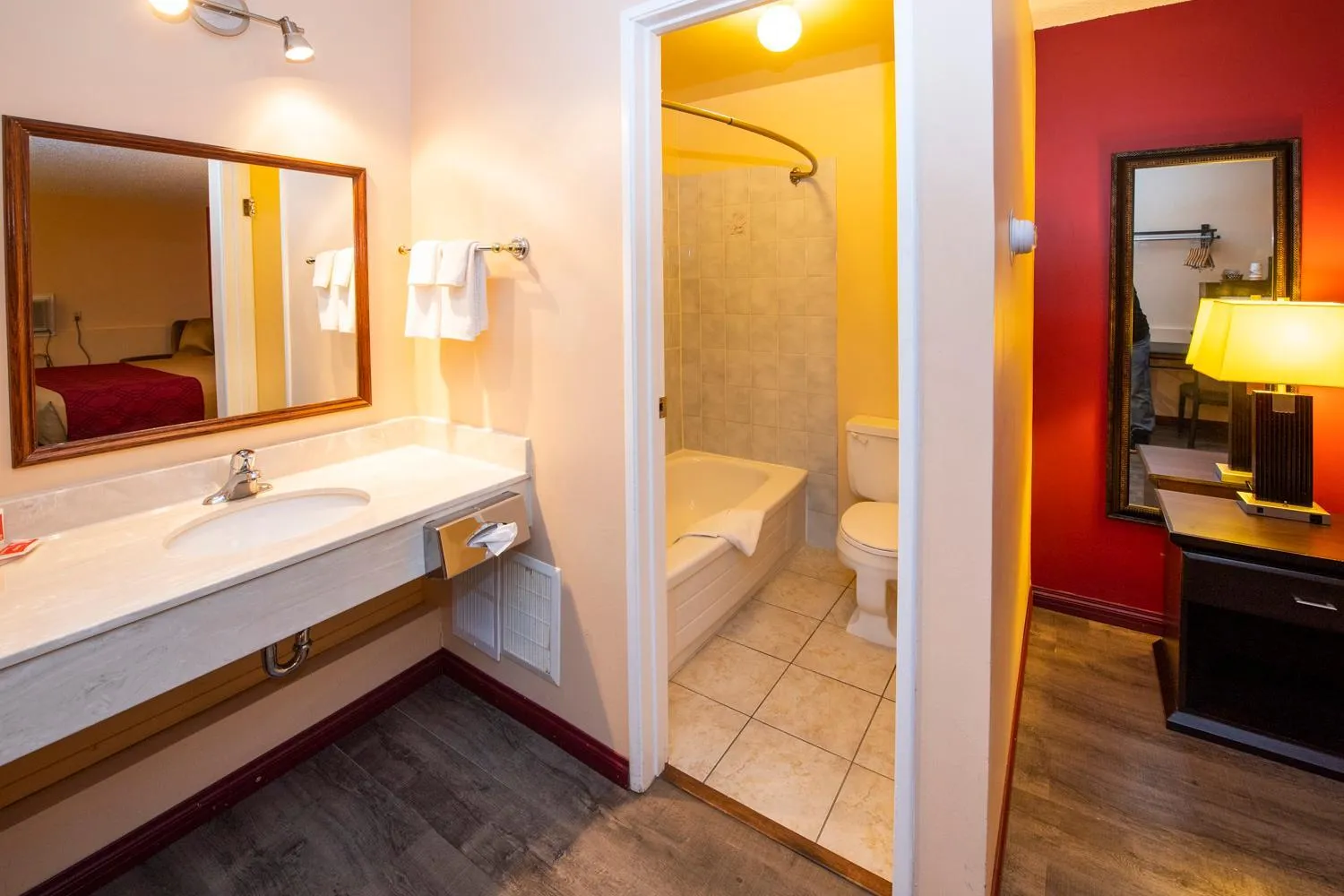 Bathroom, Bed in Econo Lodge