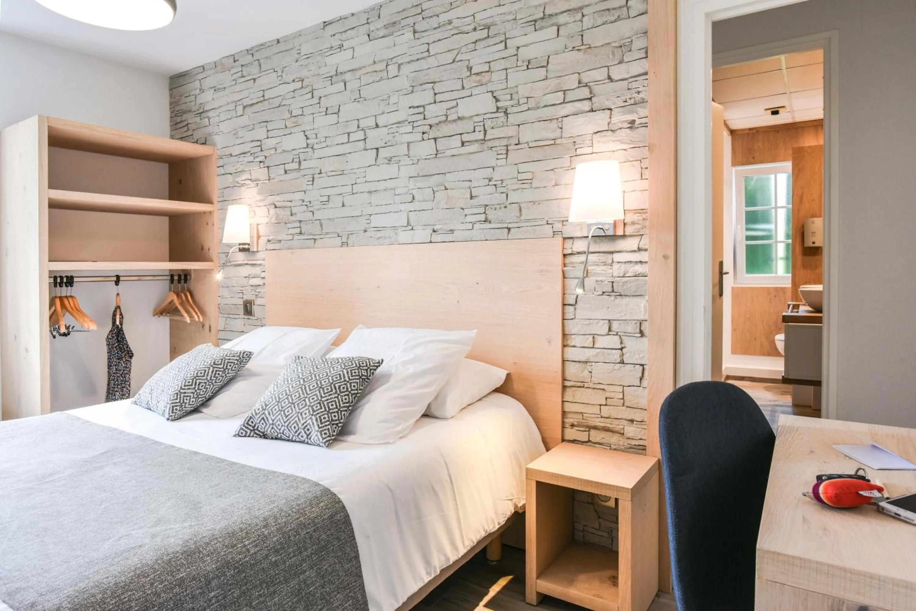 Bed in Logis Auberge du Relais - Hôtel & Restaurant