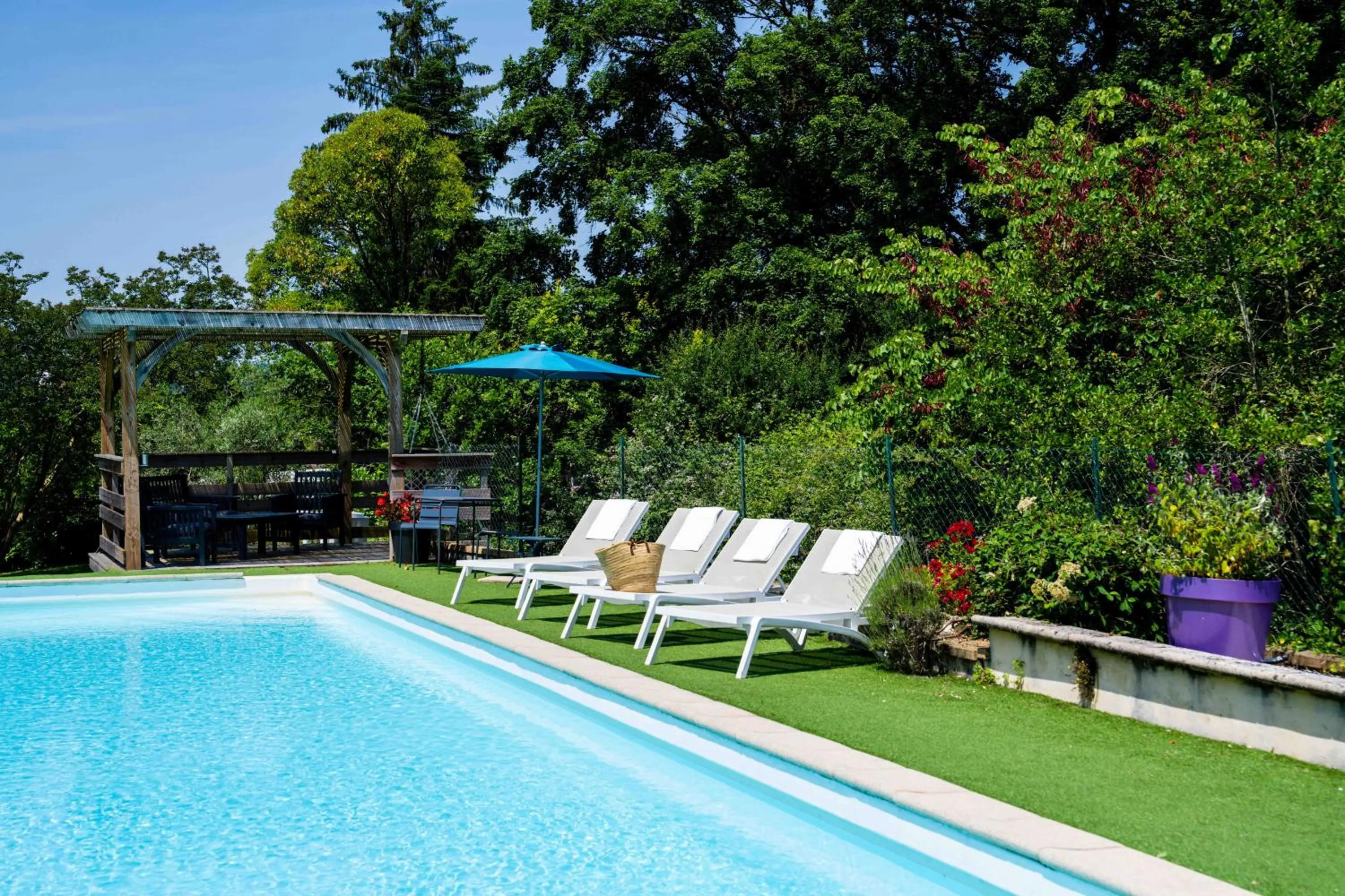 Swimming pool in Logis Auberge du Relais - Hôtel & Restaurant