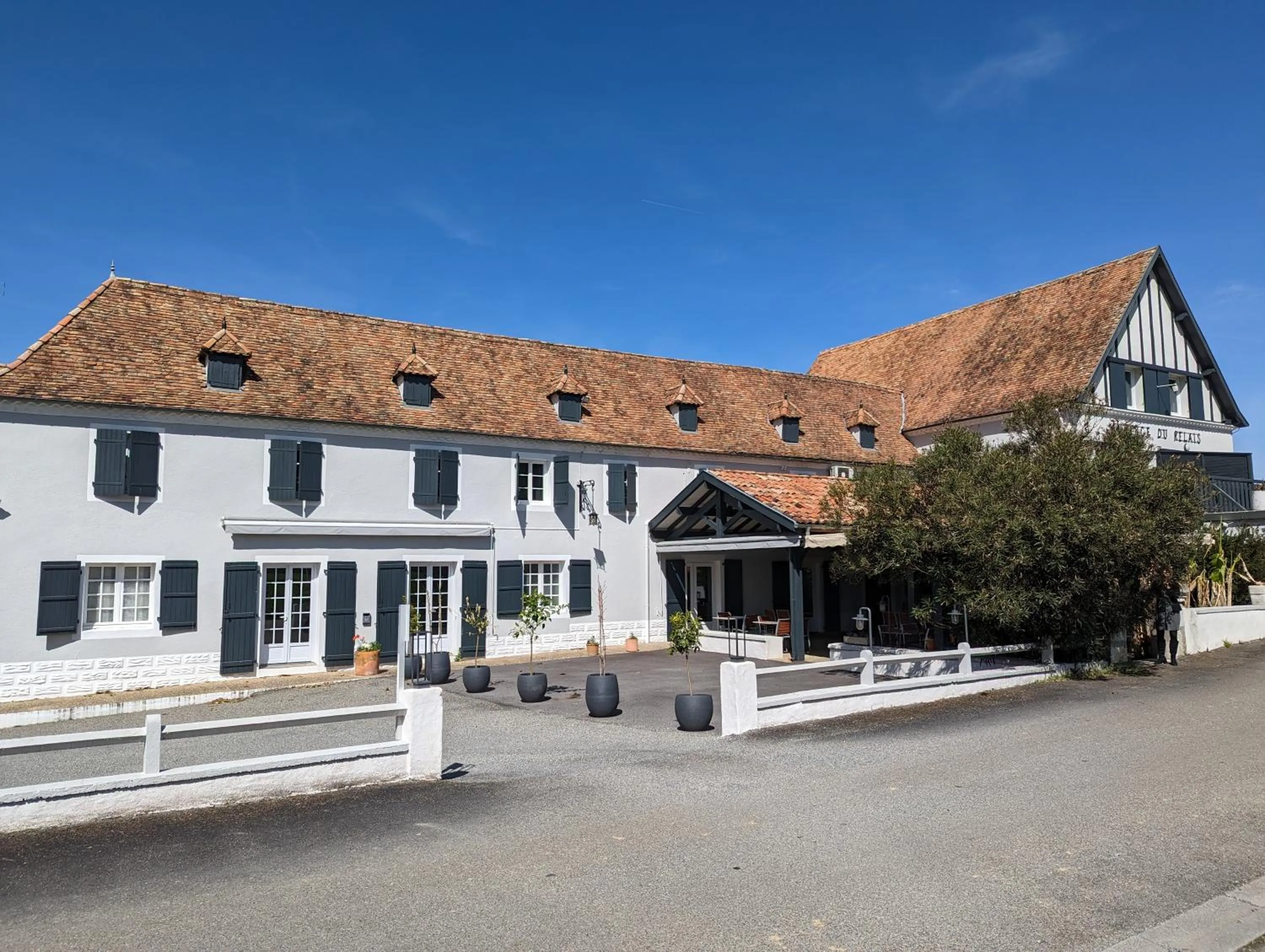 Property building in Logis Auberge du Relais - Hôtel & Restaurant