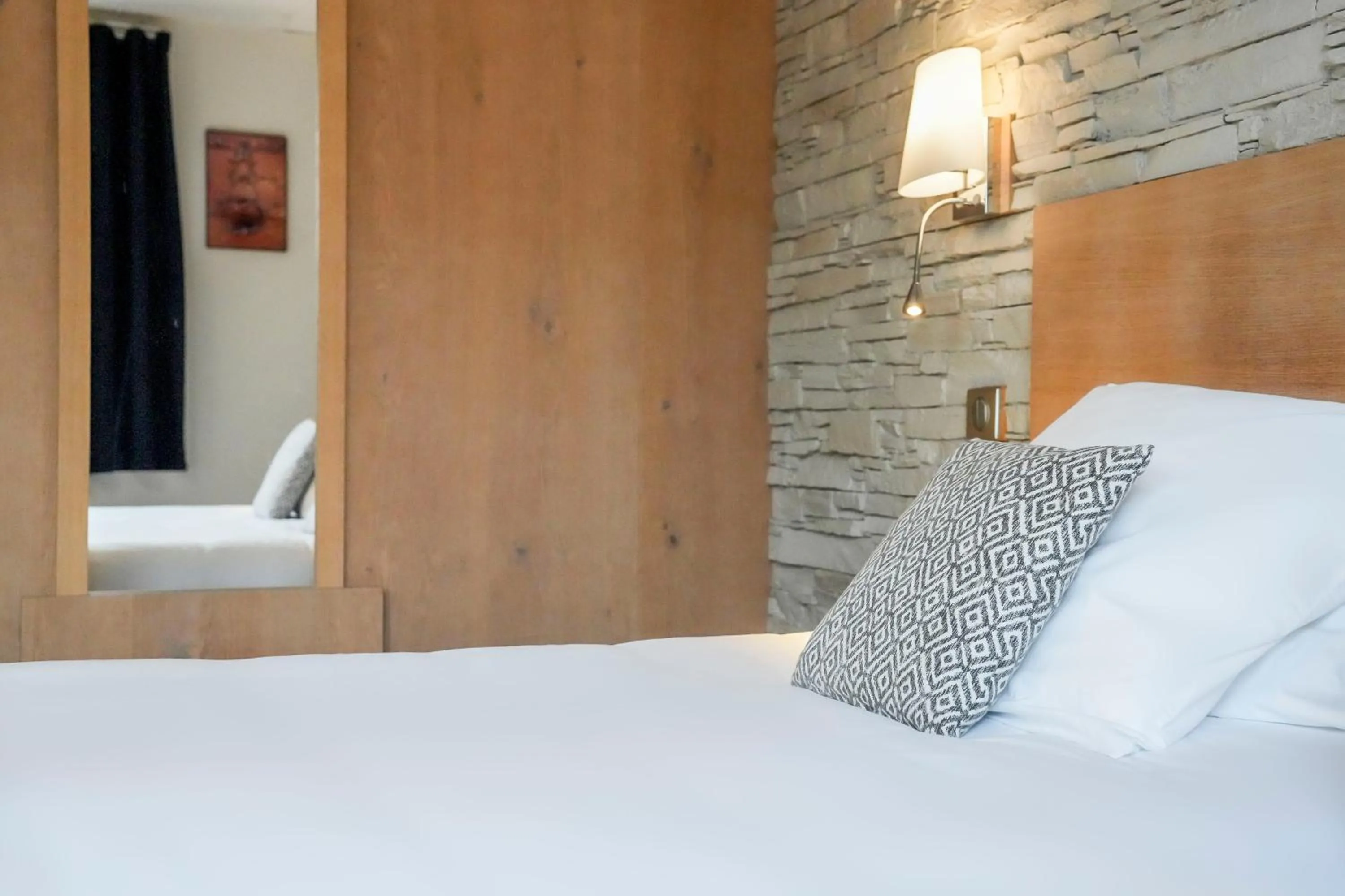 Bedroom, Bed in Logis Auberge du Relais - Hôtel & Restaurant