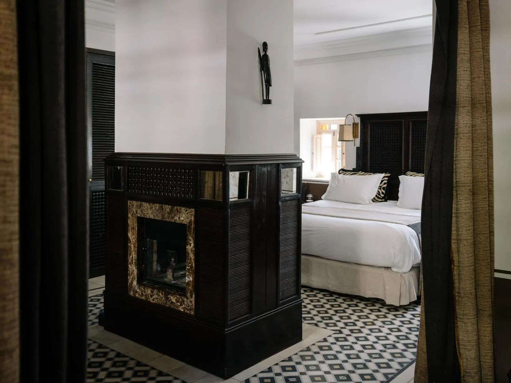 fireplace, Bed in Heure Bleue Palais - Relais & Châteaux