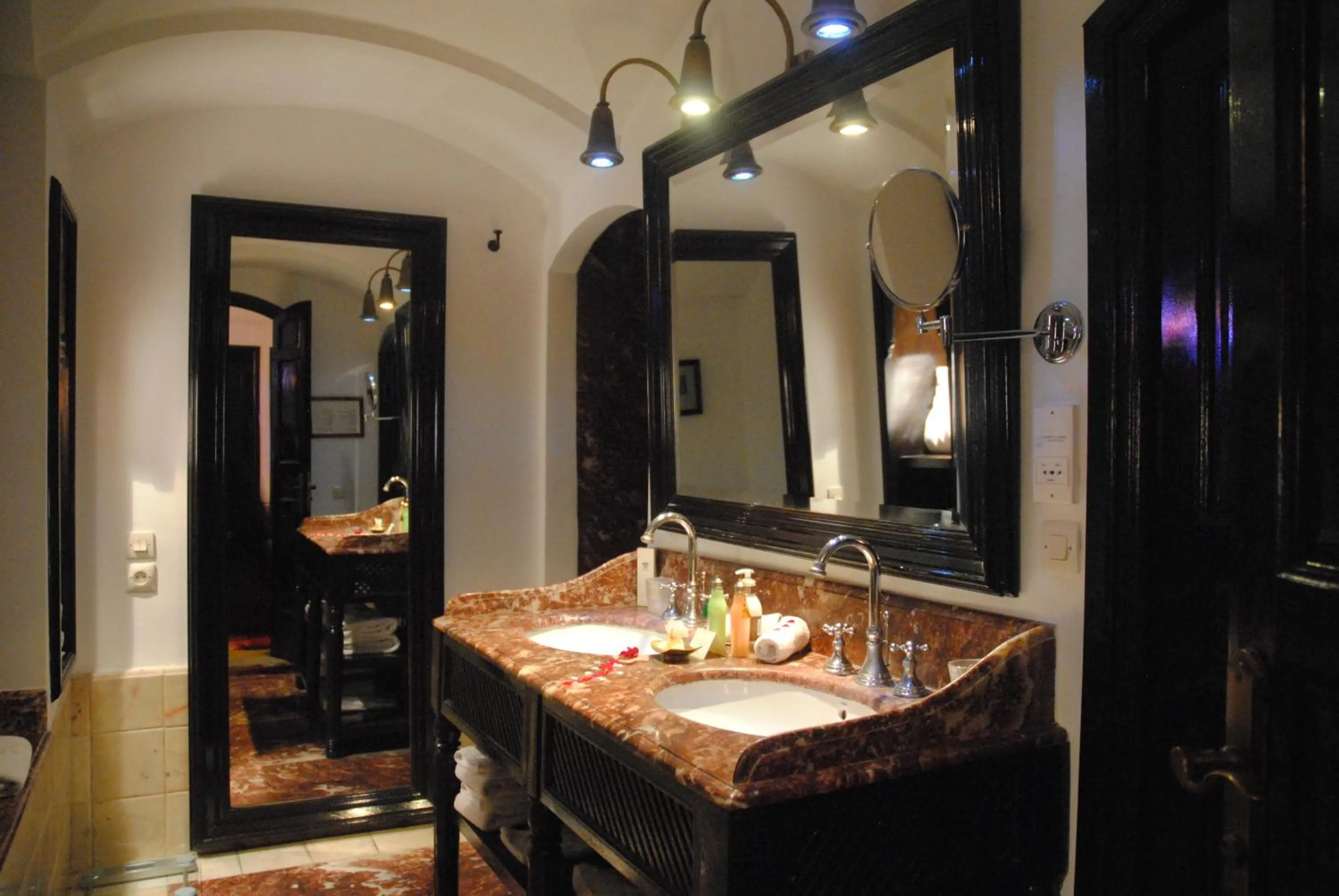 Bathroom in Heure Bleue Palais - Relais & Châteaux