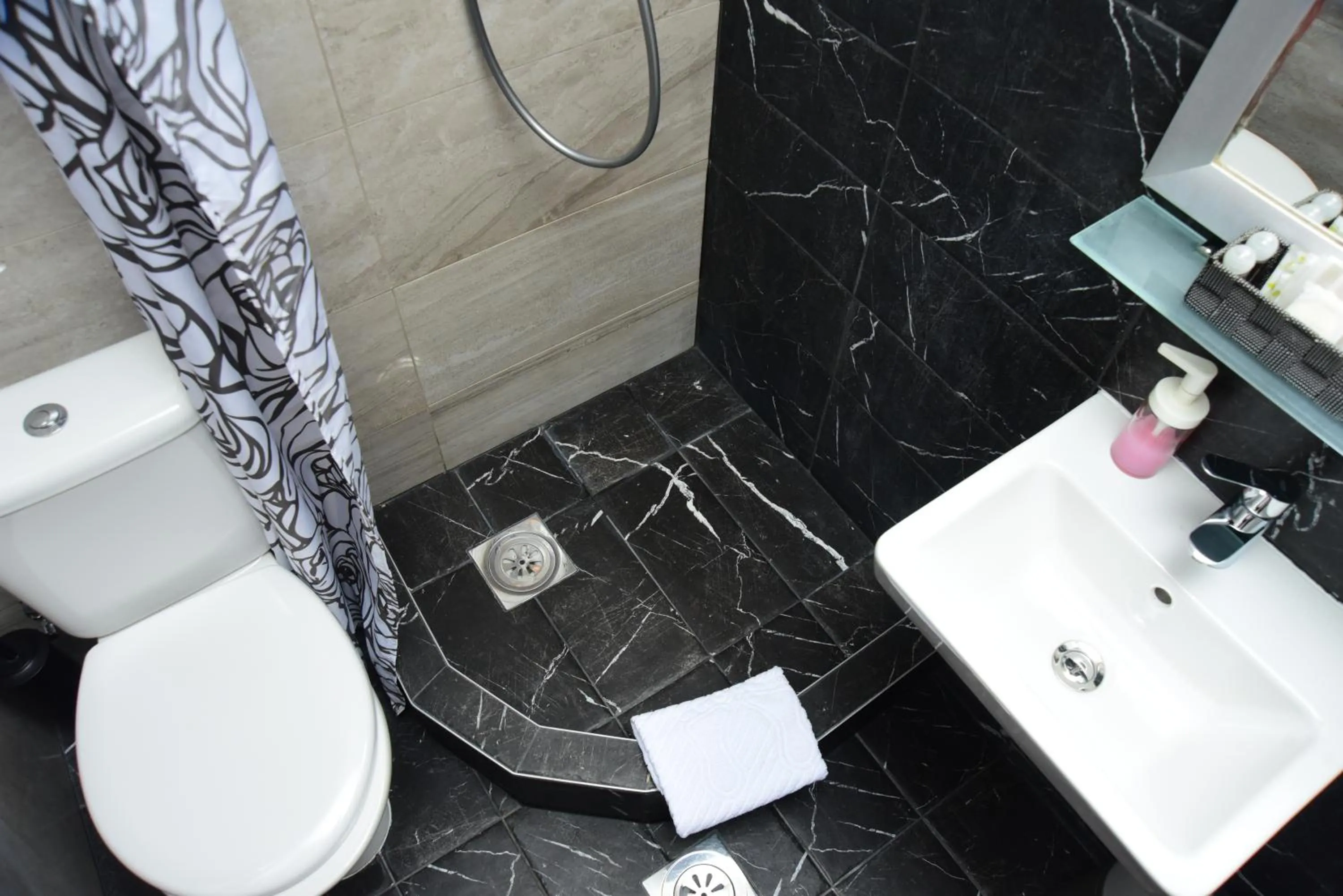 Shower in Hotel Meridijan16