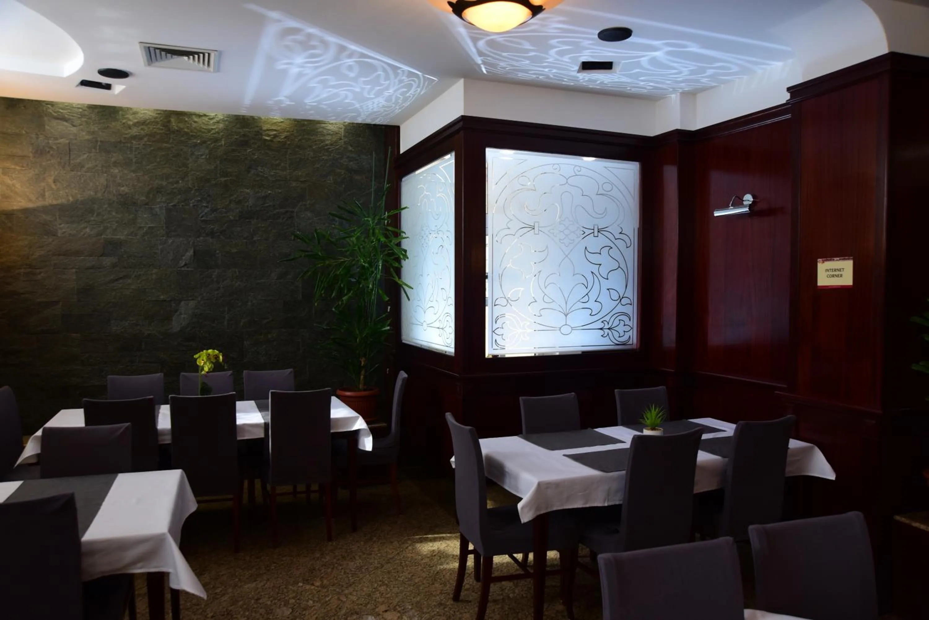 Restaurant/places to eat in Hotel Meridijan16
