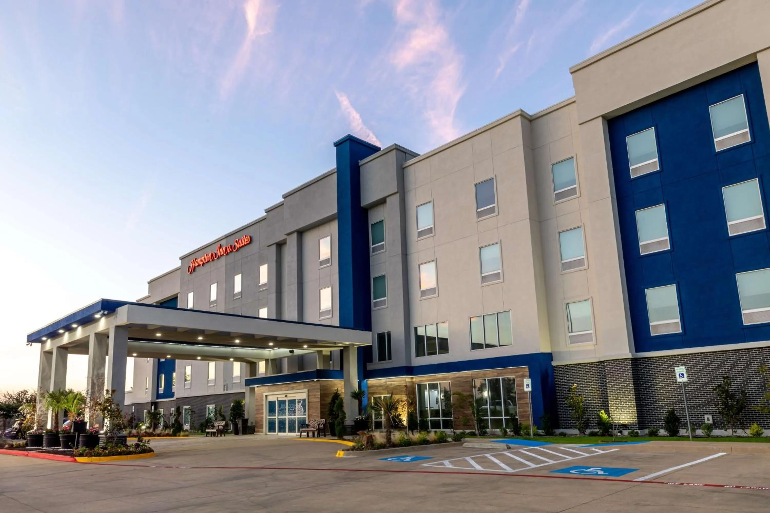 Property building in Hampton Inn & Suites Cleburne