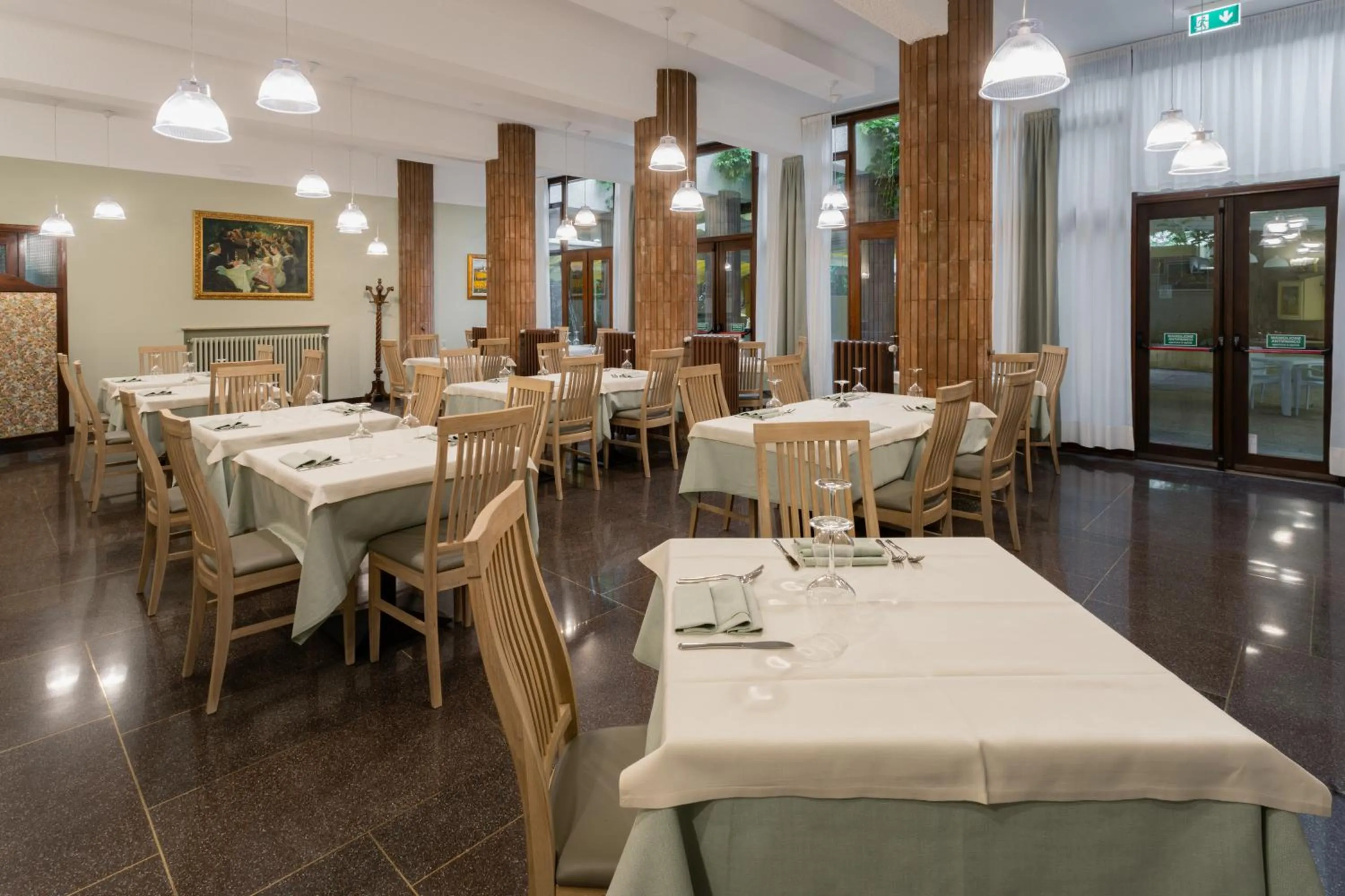 Restaurant/places to eat in Hotel Roma