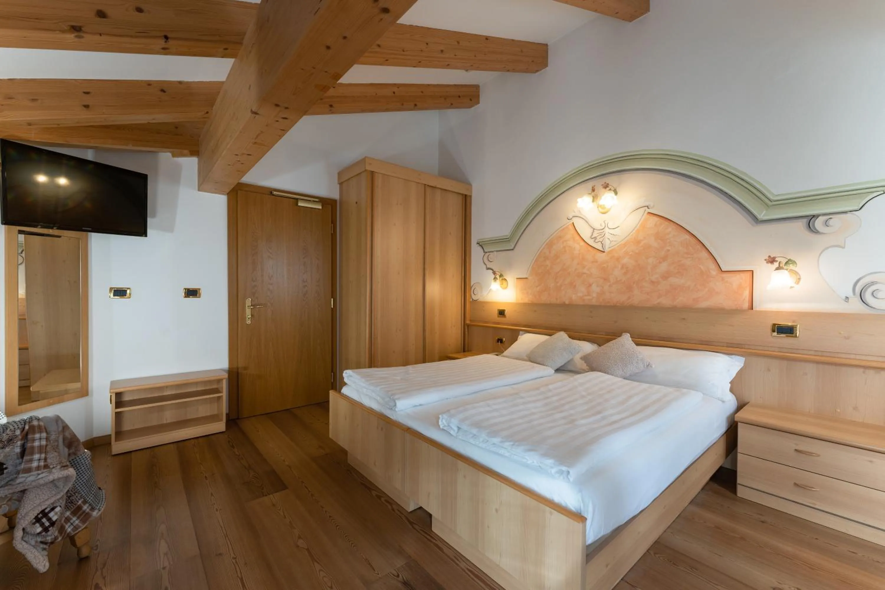 Photo of the whole room, Bed in Latemar - Hotel Suites Spa