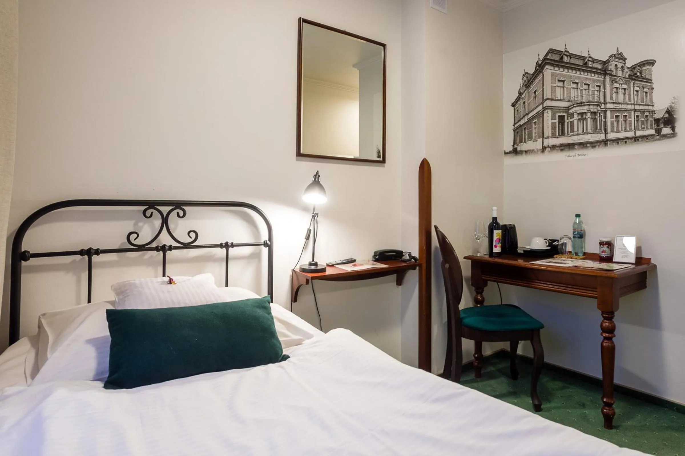 Text overlay, Bed in Willa Pastel