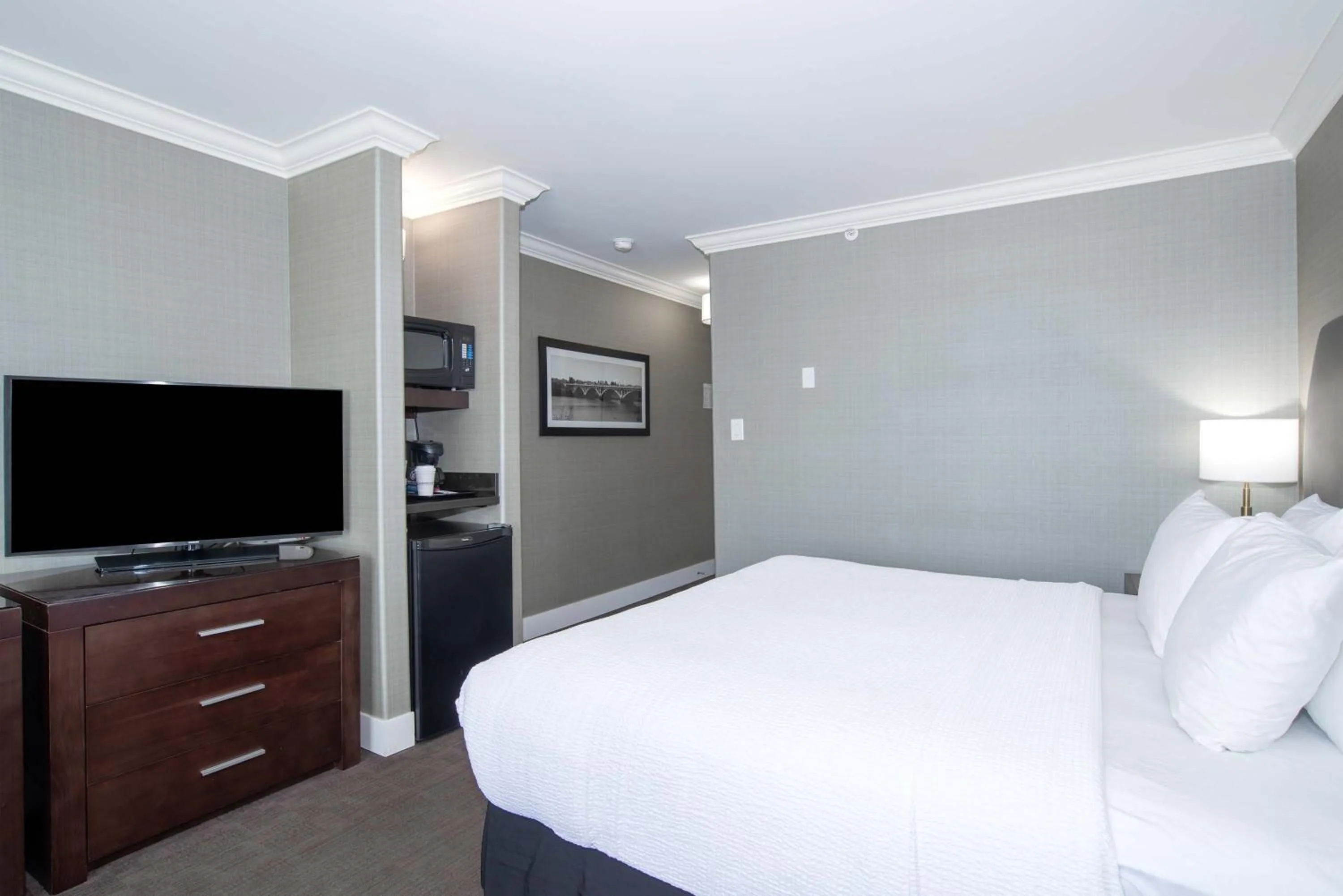 Photo of the whole room, Bed in Sandman Hotel Saskatoon