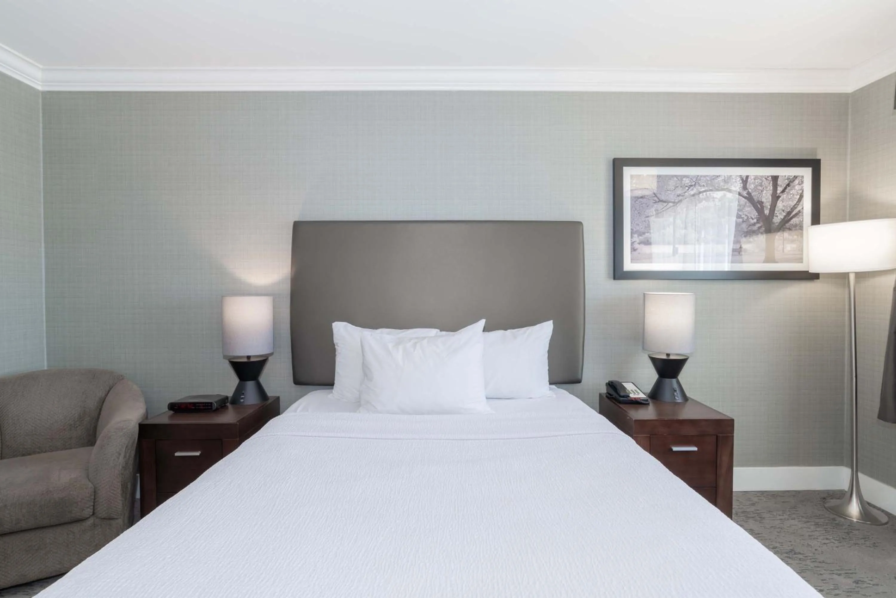 Photo of the whole room, Bed in Sandman Hotel Saskatoon