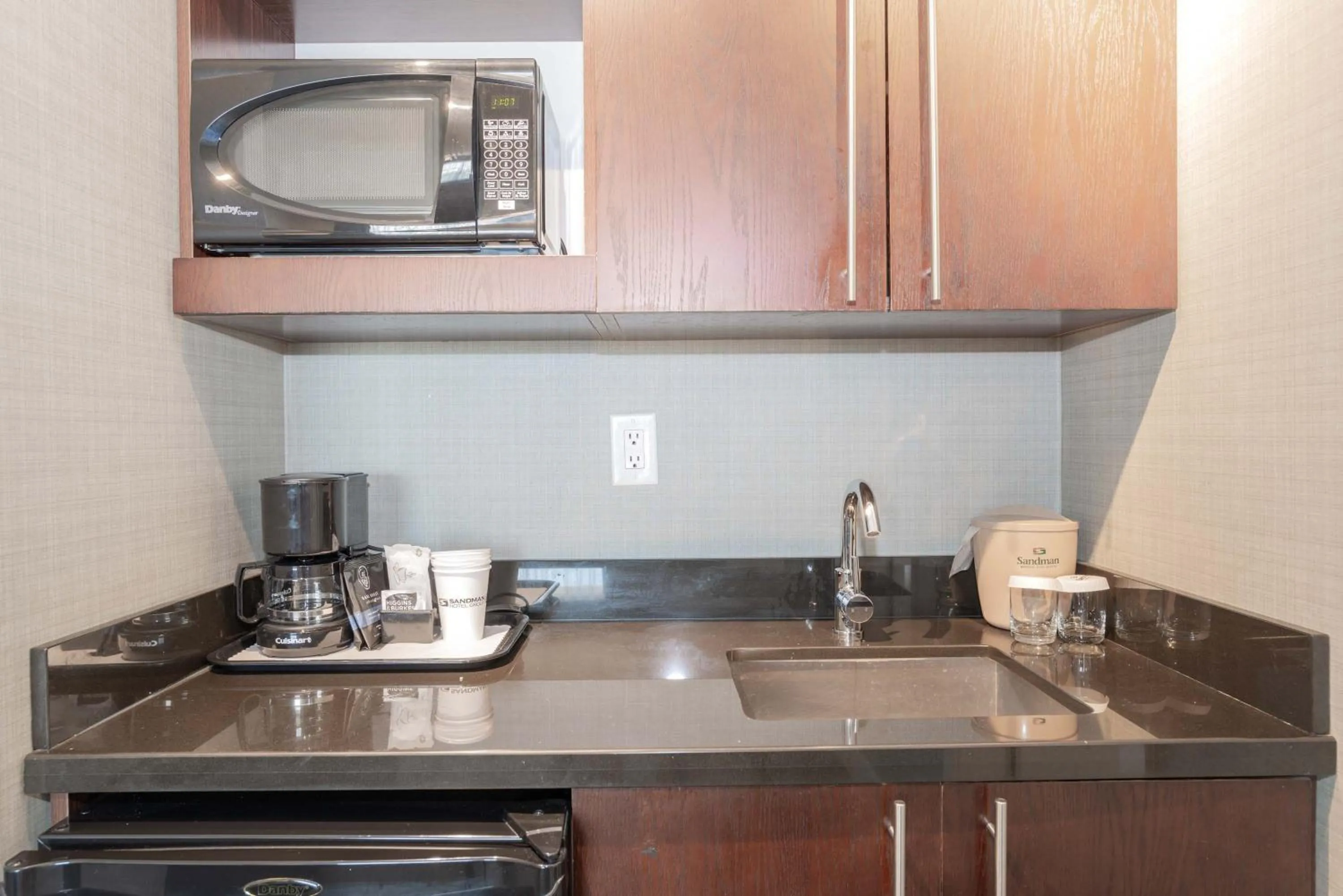 Kitchen or kitchenette in Sandman Hotel Saskatoon