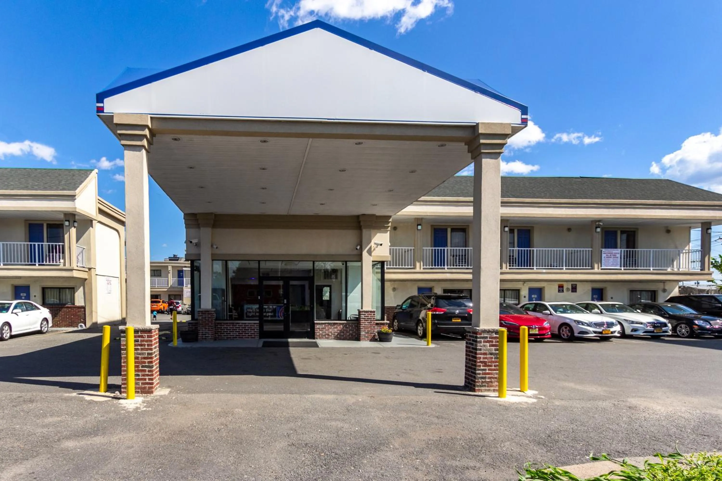 Property building in Motel 6 Elizabeth - Newark Liberty International Airport