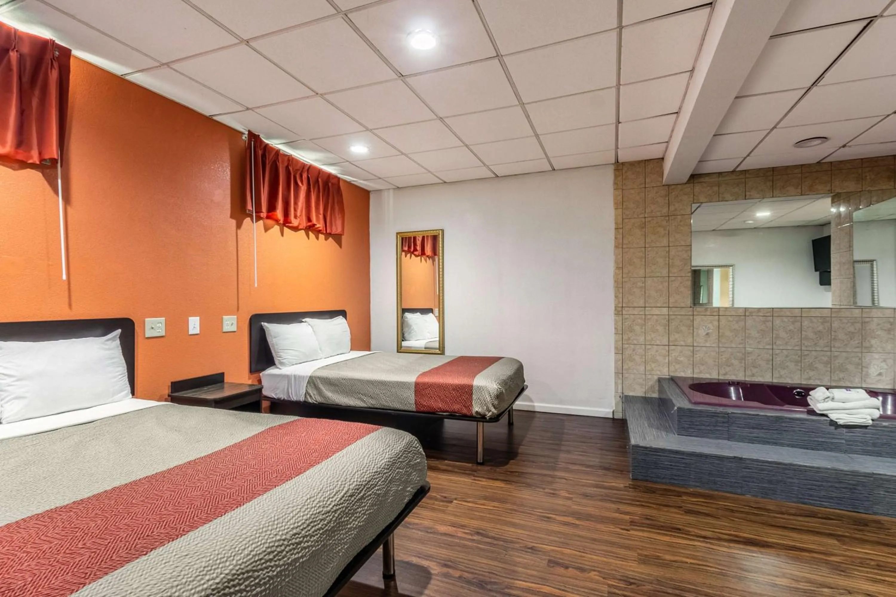 Bathroom in Motel 6 Elizabeth - Newark Liberty International Airport