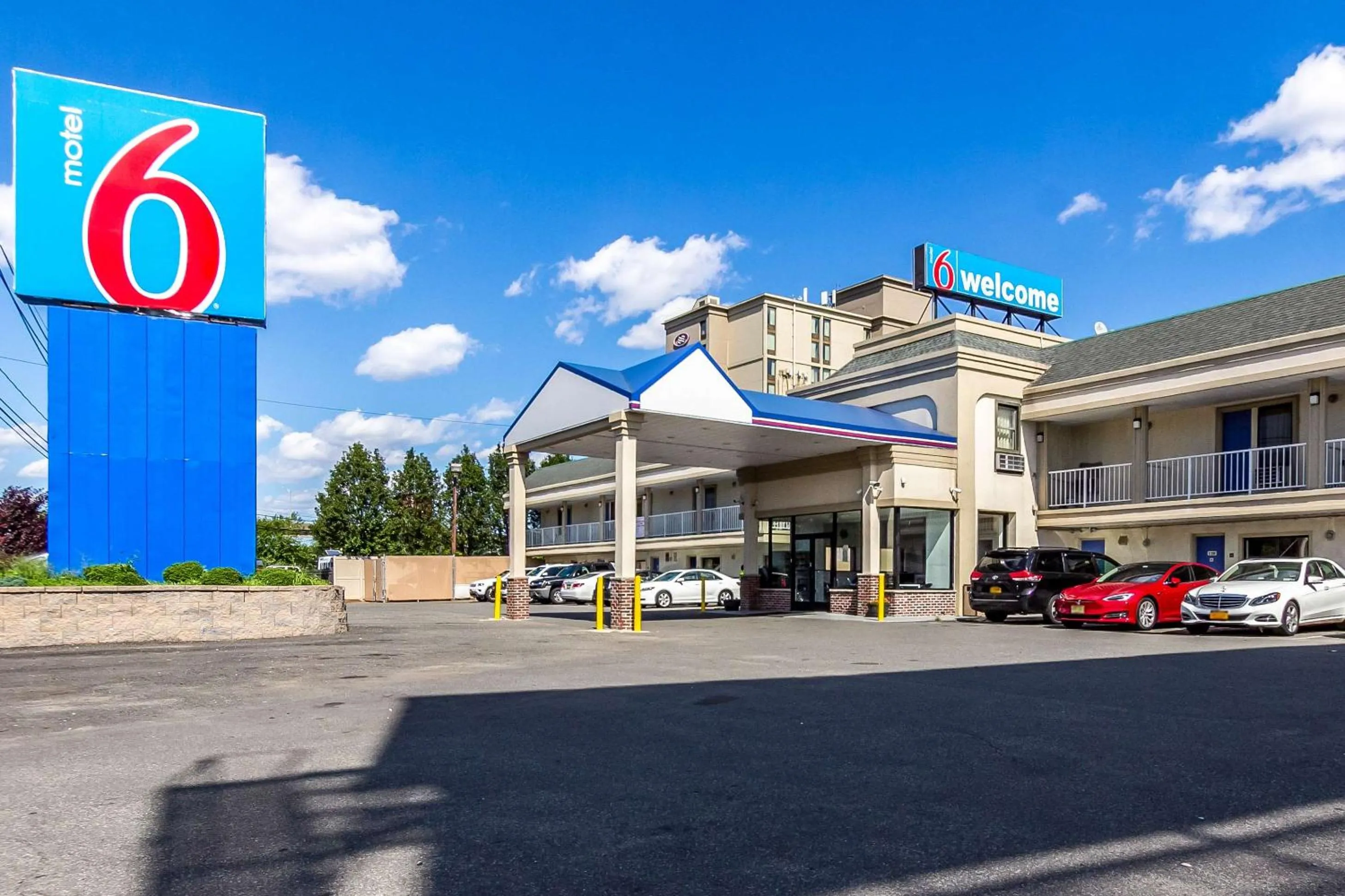 Property building in Motel 6 Elizabeth - Newark Liberty International Airport