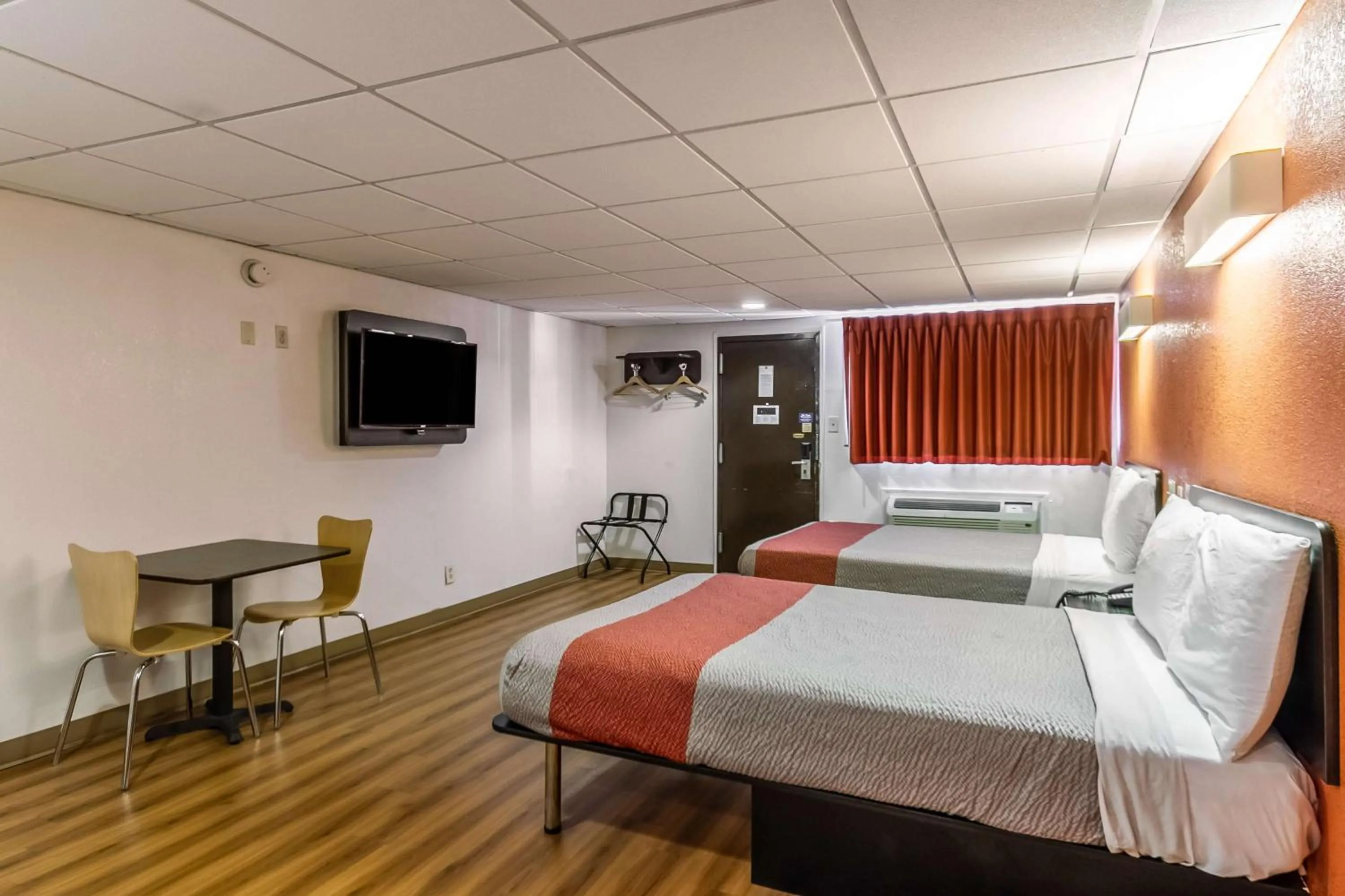 TV and multimedia in Motel 6 Elizabeth - Newark Liberty International Airport