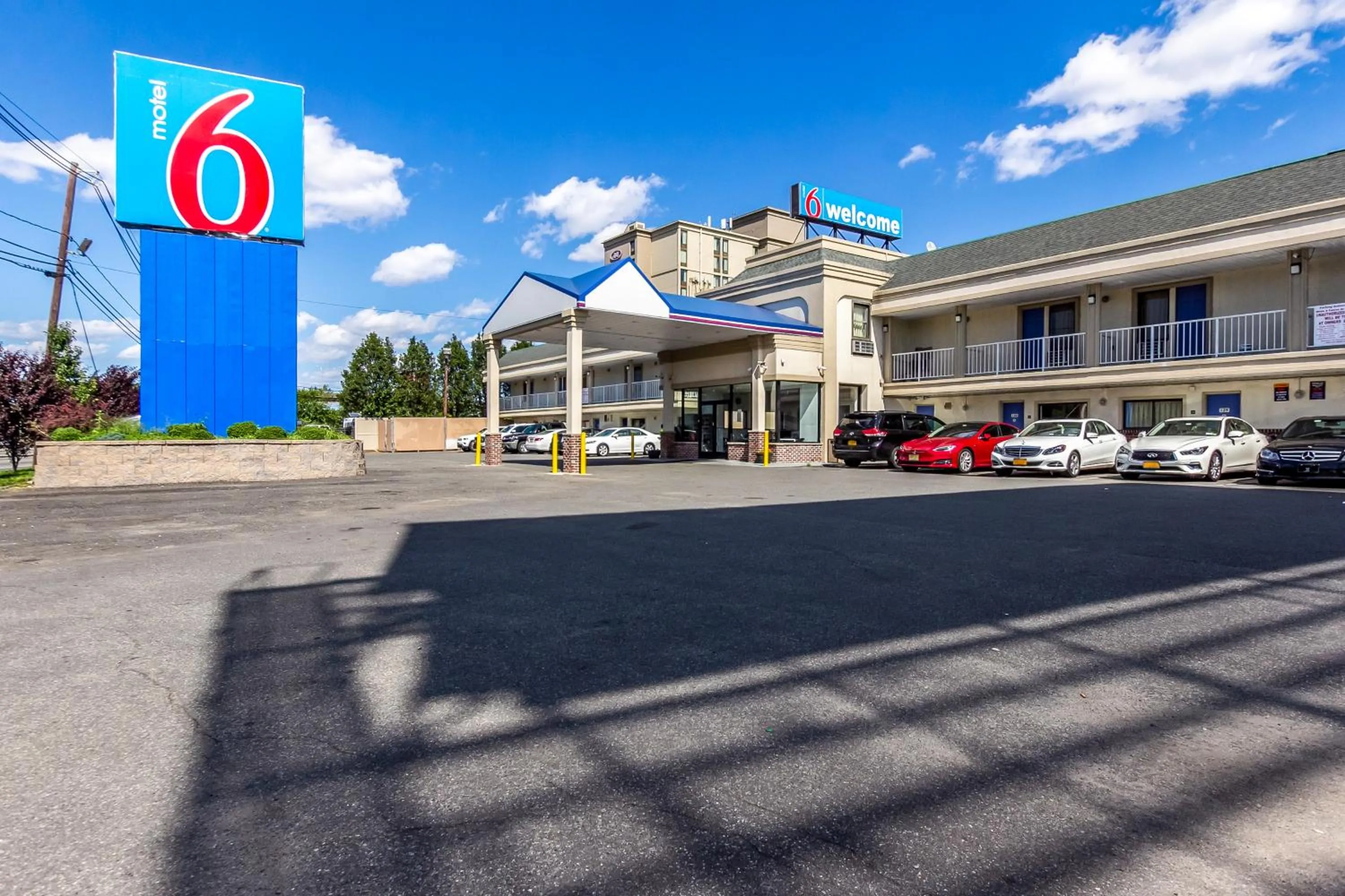 Property Building in Motel 6 Elizabeth - Newark Liberty International Airport