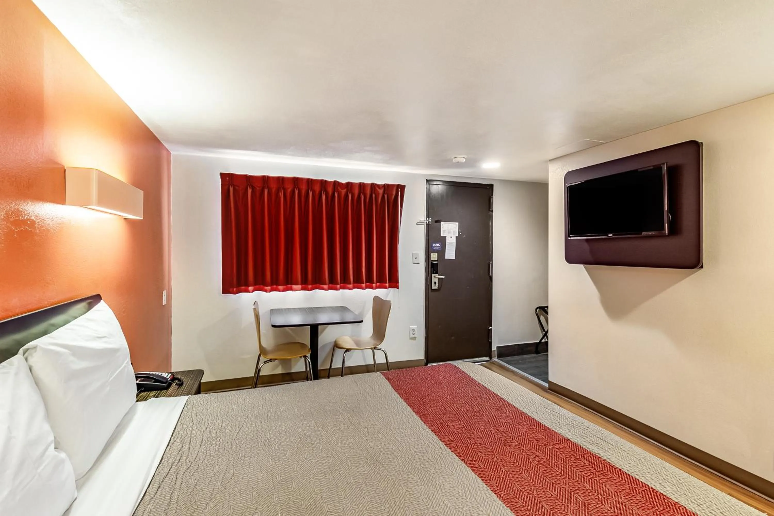 TV/Entertainment Center in Motel 6 Elizabeth - Newark Liberty International Airport