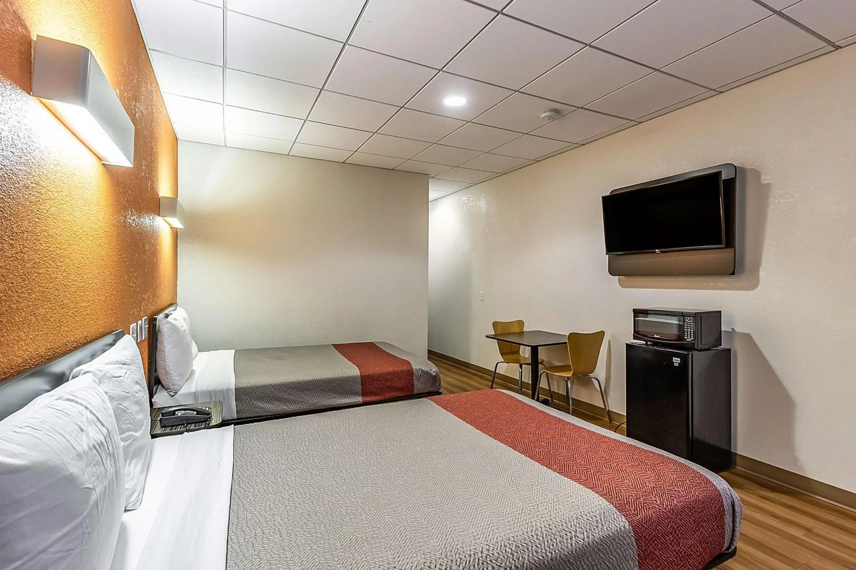 TV and multimedia in Motel 6 Elizabeth - Newark Liberty International Airport