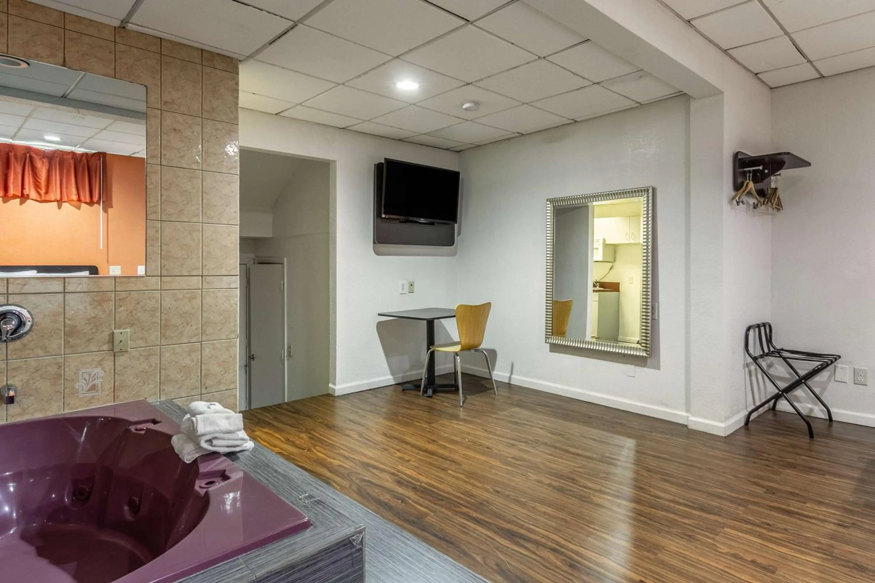 Bathroom, TV/Entertainment Center in Motel 6 Elizabeth - Newark Liberty International Airport
