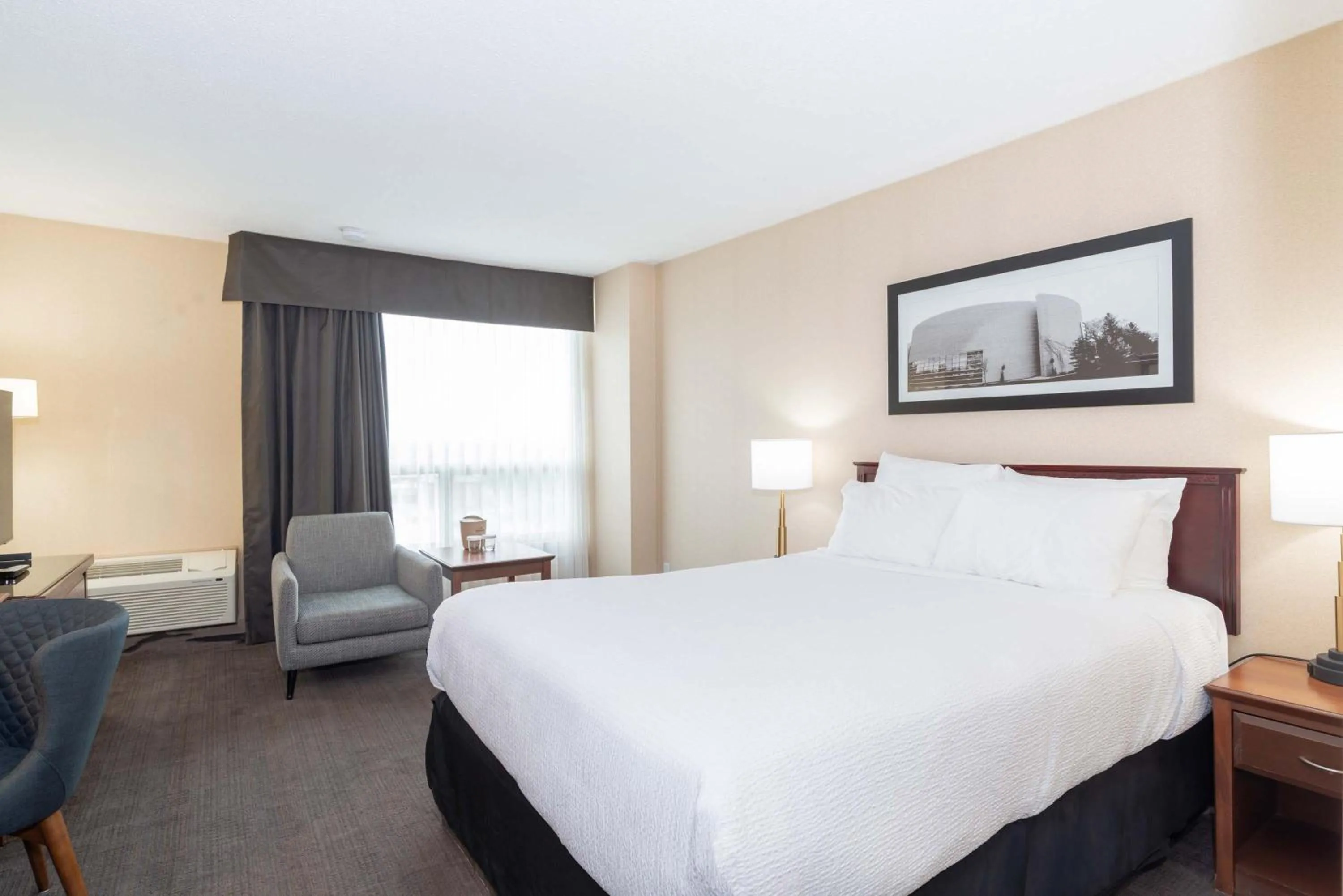 Photo of the whole room, Bed in Sandman Hotel Lethbridge