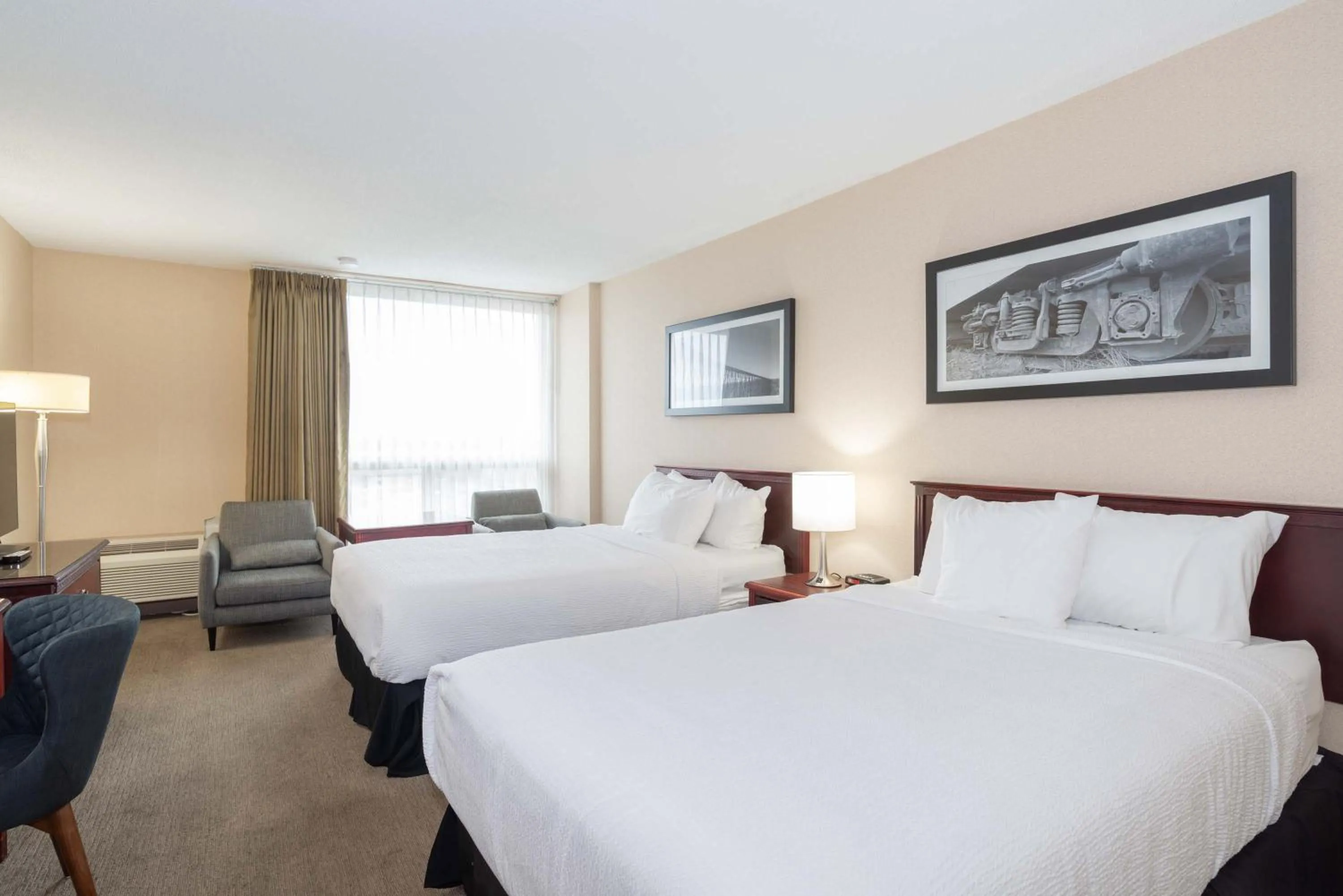 Photo of the whole room, Bed in Sandman Hotel Lethbridge