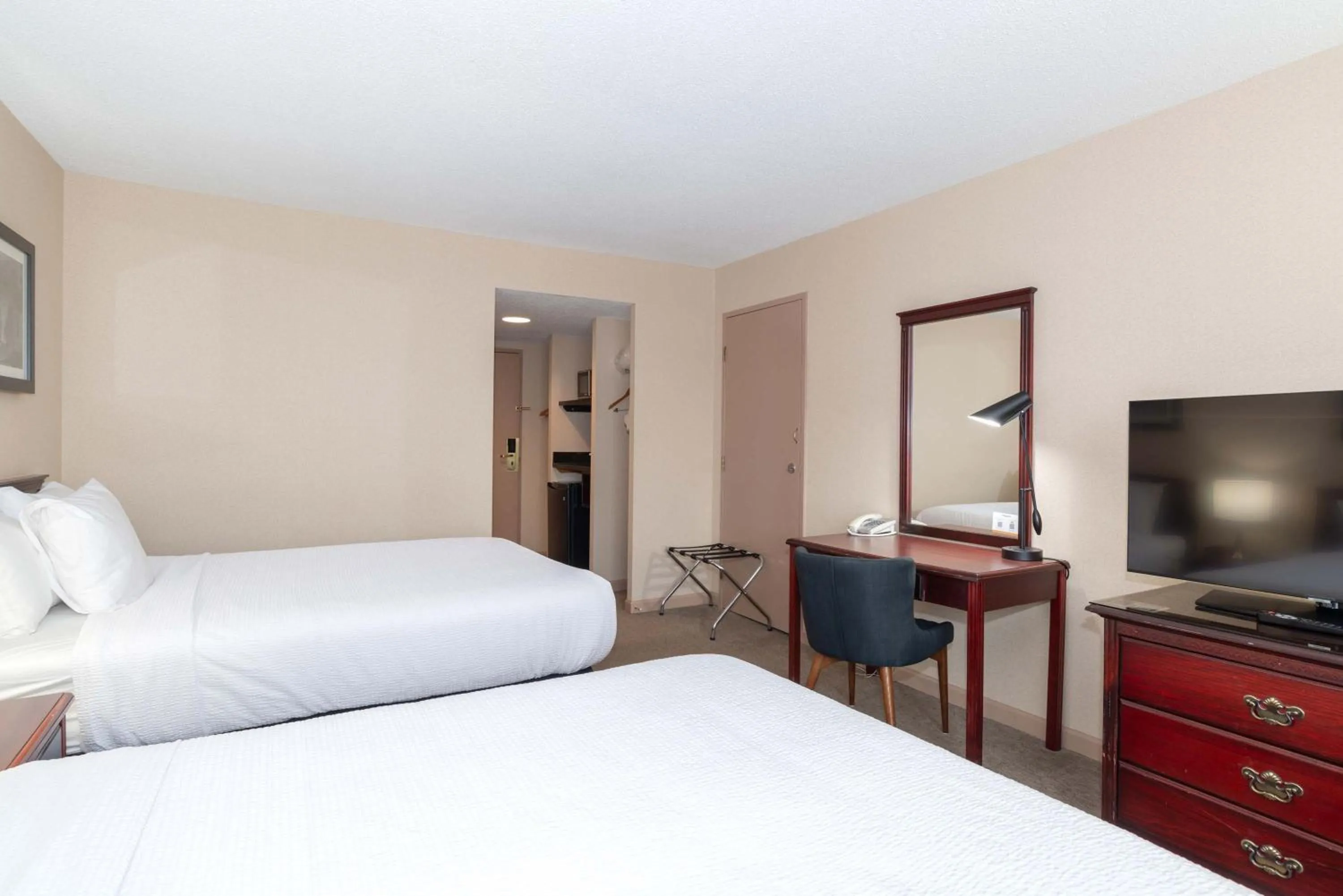 Photo of the whole room, Bed in Sandman Hotel Lethbridge