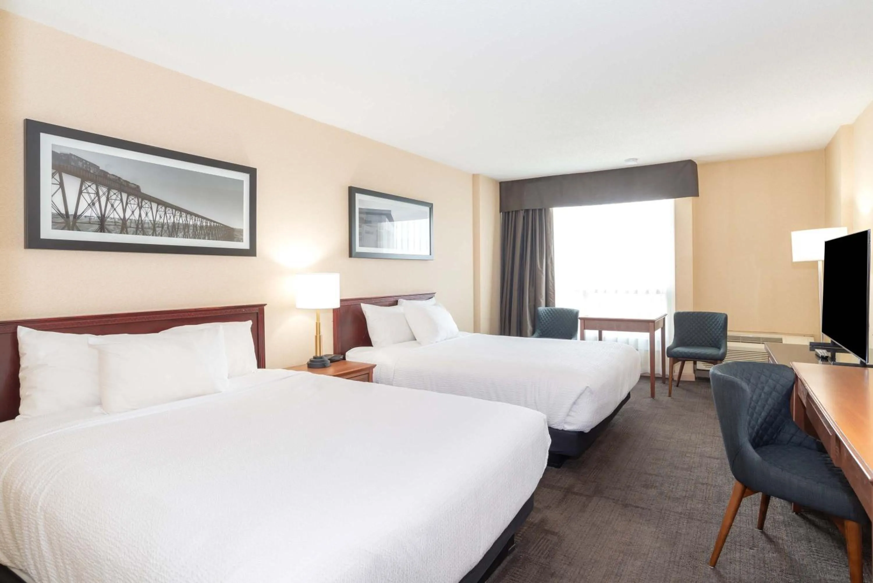 Photo of the whole room, Bed in Sandman Hotel Lethbridge