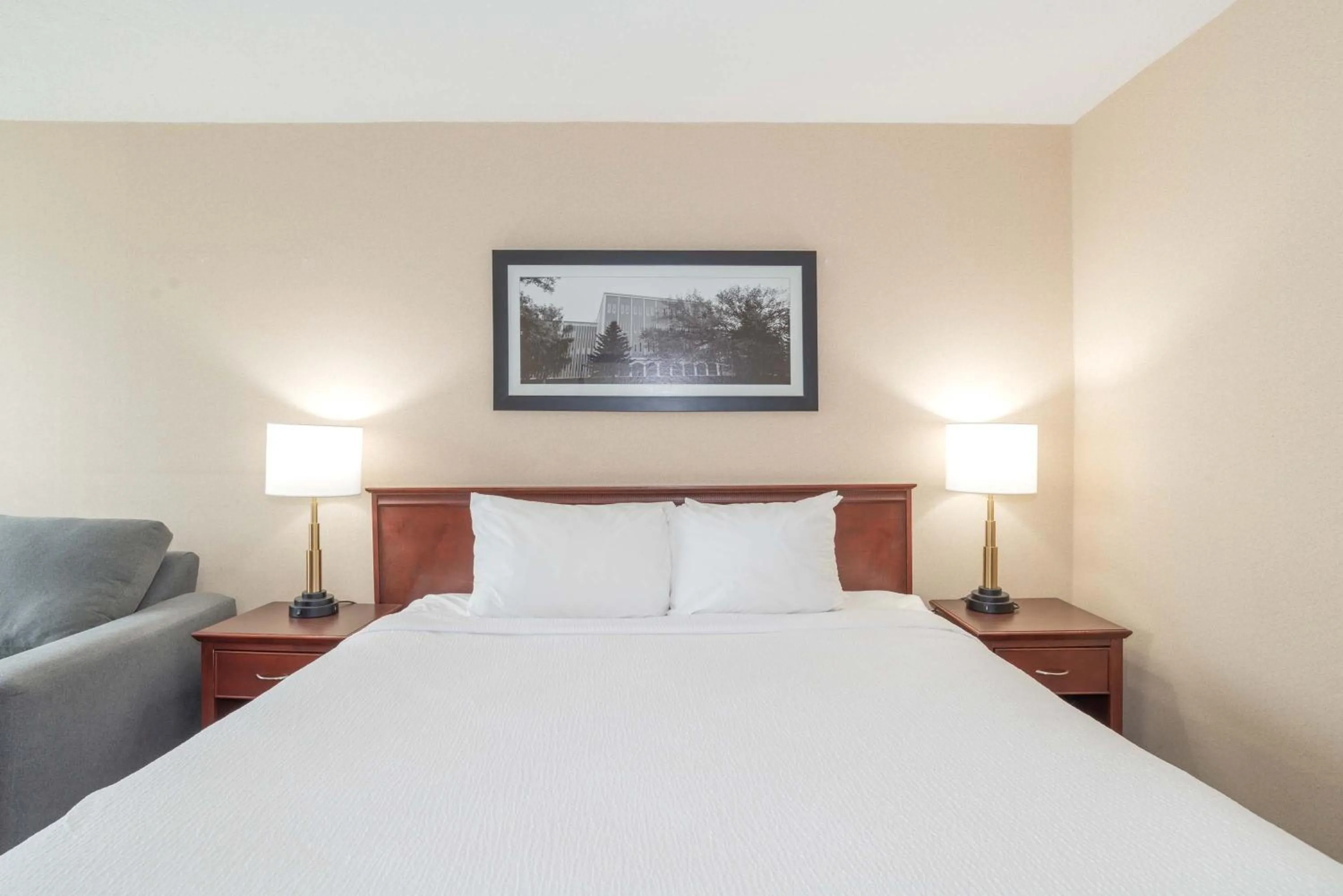 Photo of the whole room, Bed in Sandman Hotel Lethbridge