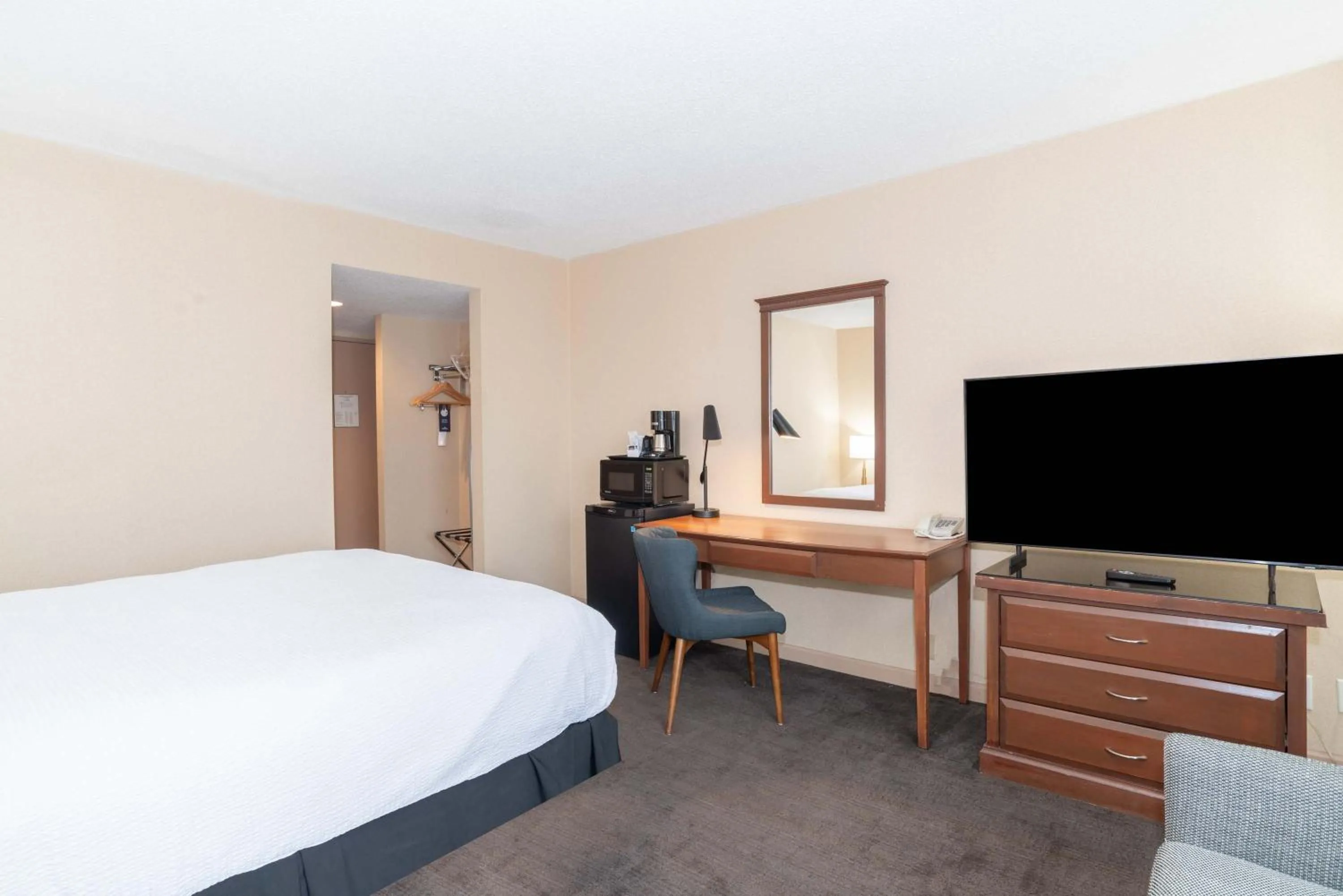 Photo of the whole room, Bed in Sandman Hotel Lethbridge
