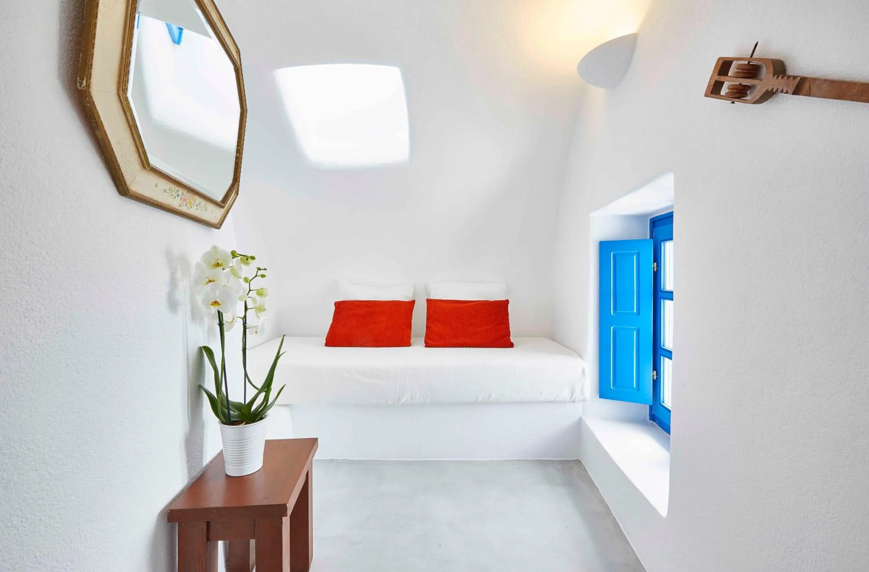 Seating area, Bed in Esperas