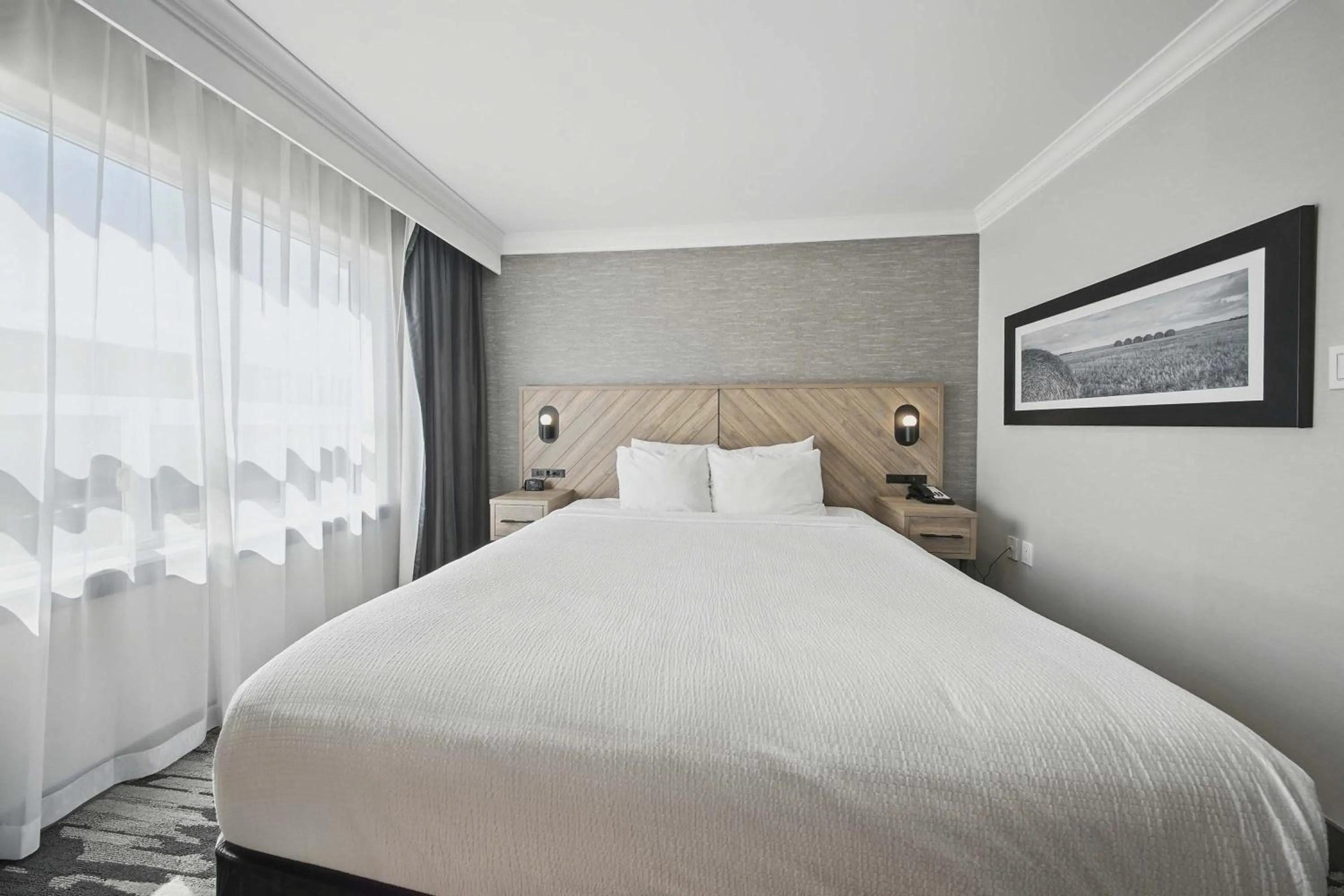 Photo of the whole room, Bed in Sandman Hotel Red Deer