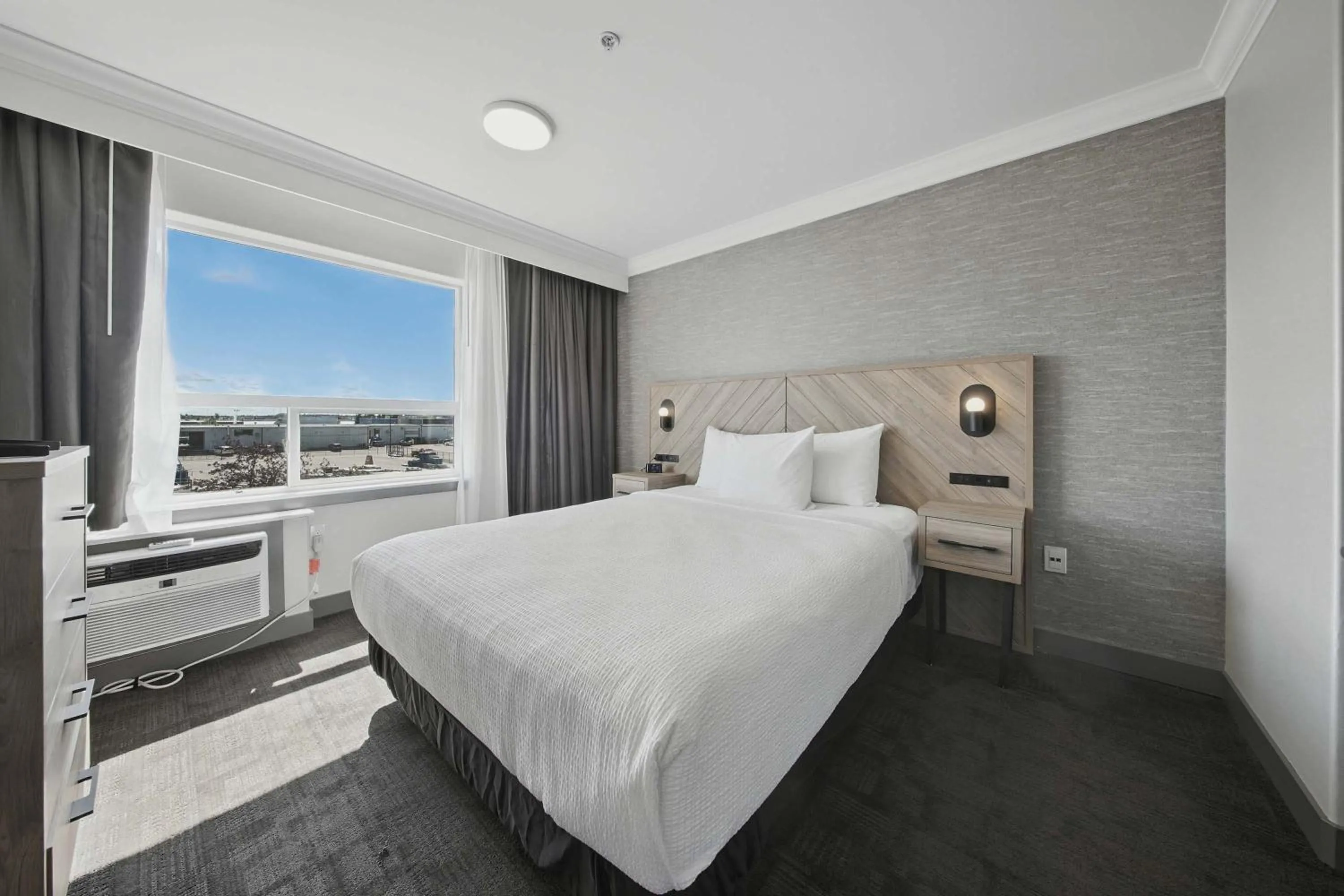 Photo of the whole room, Bed in Sandman Hotel Red Deer