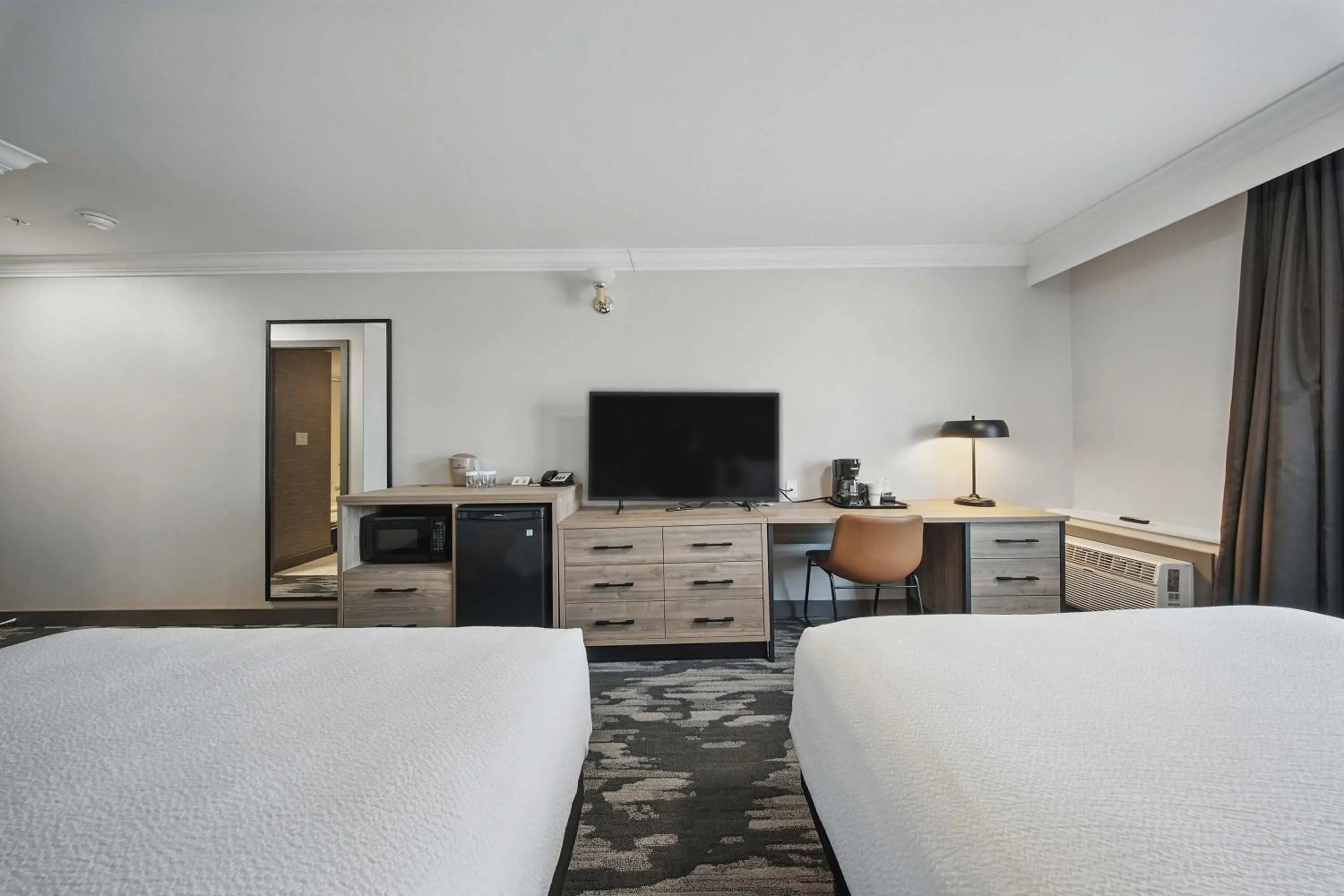 Photo of the whole room, Bed in Sandman Hotel Red Deer