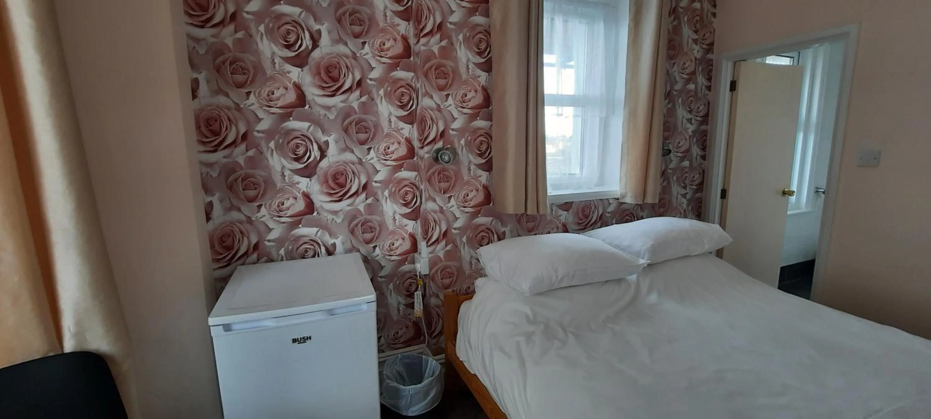 Bedroom, Bed in Dolphins Hotel